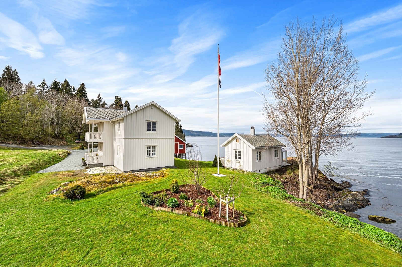 Tomten er på over 2,6 mål, pent opparbeidet med flaggstang, blomsterbed og store plenarealer. Galleribilde