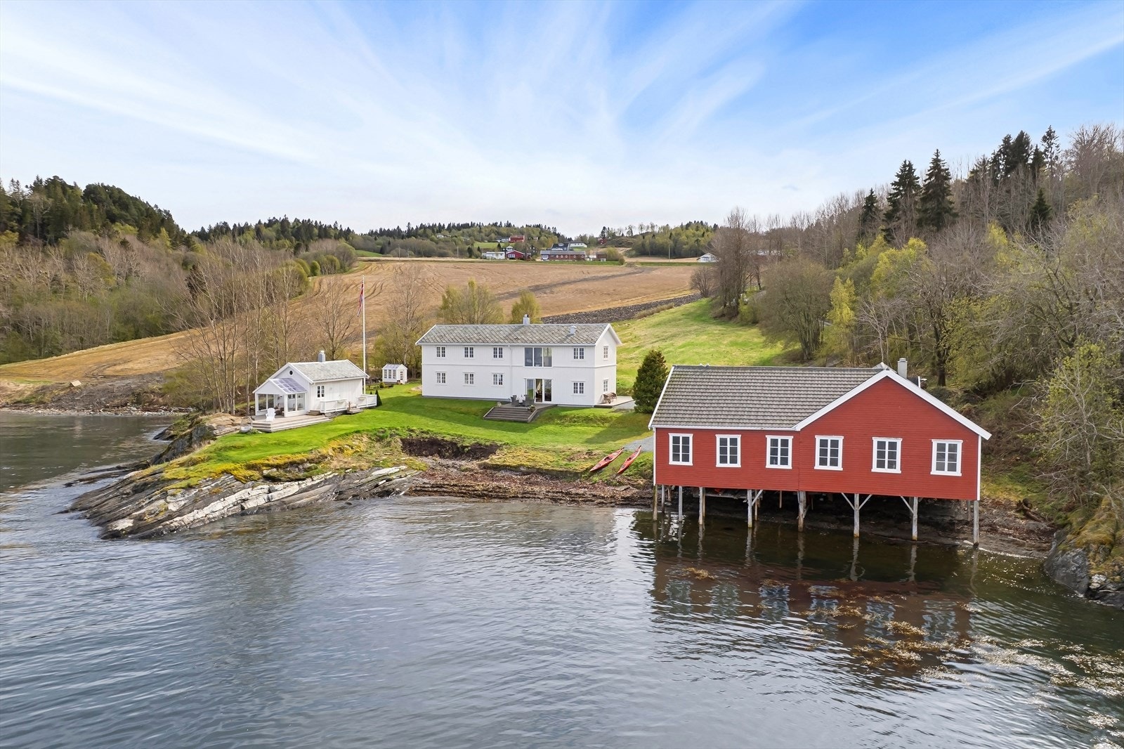 Dette er en sjelden mulighet; en fantastisk sjøeiendom med egen strandlinje! Galleribilde