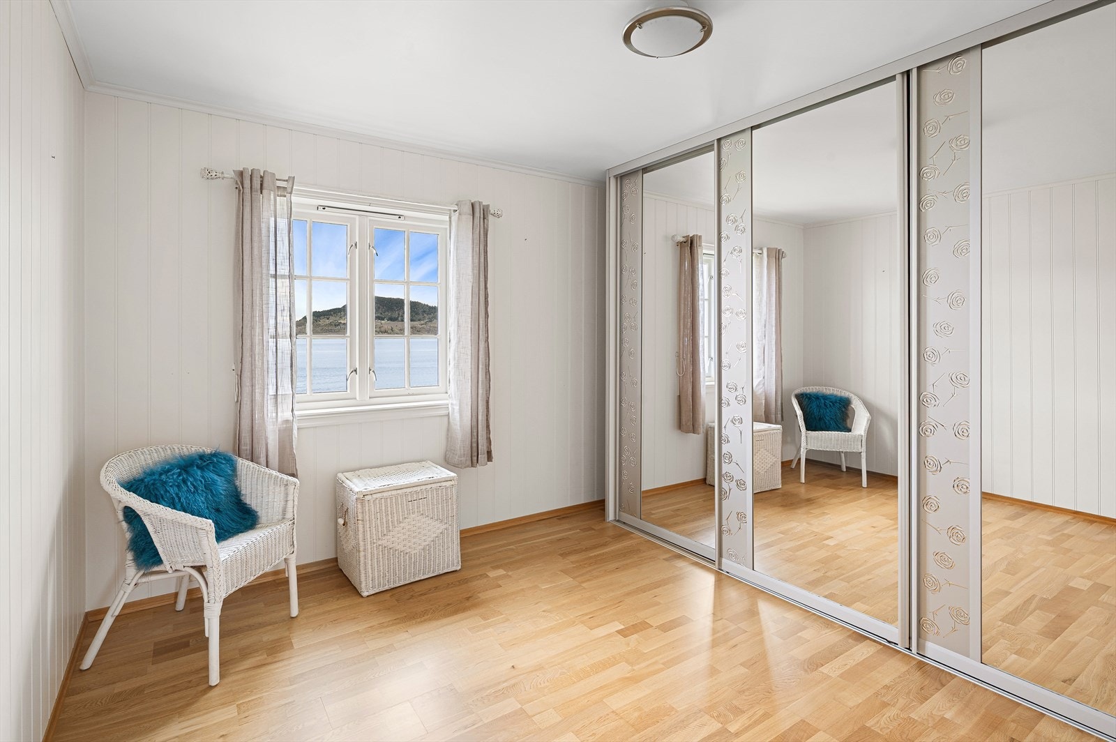 To av soverommene har mye oppbevaring i en stor og plassbygget skyvedørsgarderobe. Galleribilde