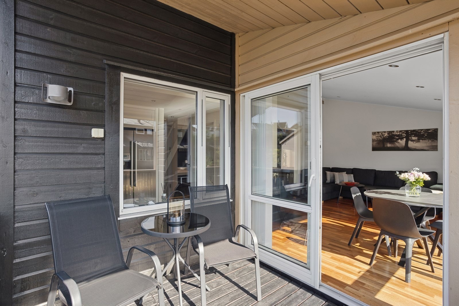 Fra stuen er det utgang til en sørvestvendt balkong, ca. 6,0 m². Galleribilde