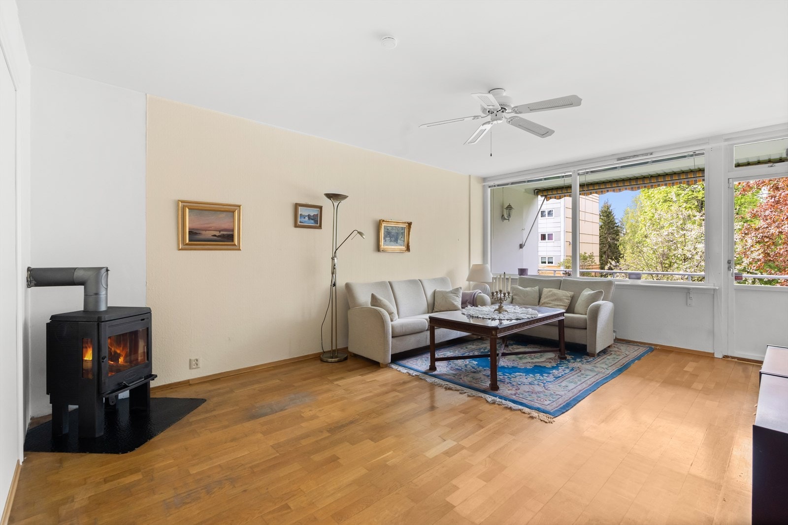 Leiligheten har behov for oppussing, men god planløsning og store vindusflater gir boligen et stort potensial! Galleribilde