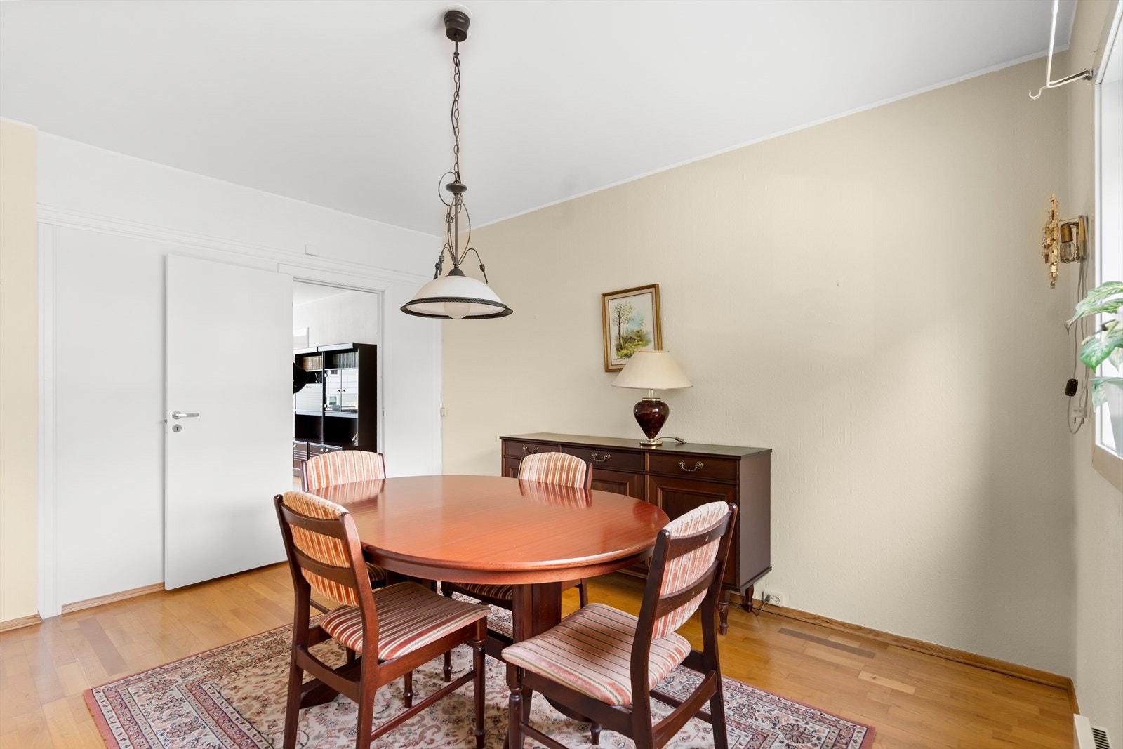 Det ene soverommet benyttes i dag som spisestue. Galleribilde