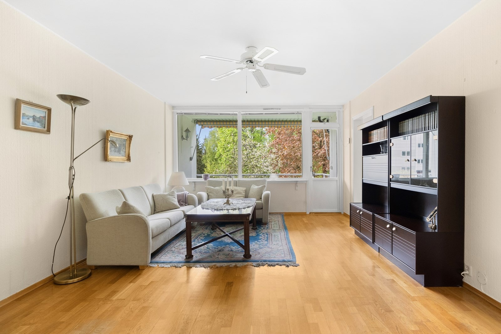 Stuen er av fin størrelse, med store vindusflater som slipper inn rikelig med naturlig lys. Galleribilde