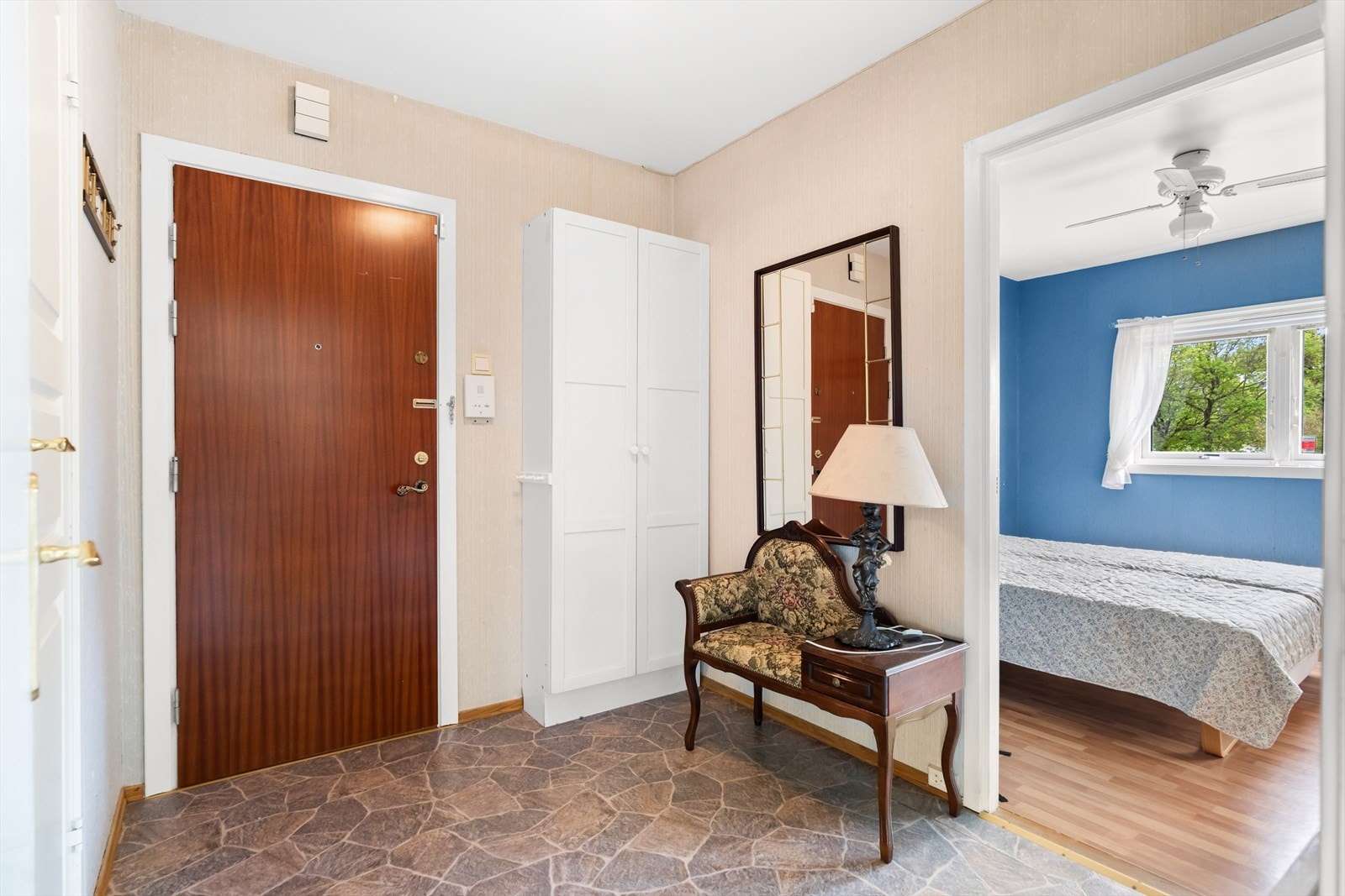 Leiligheten har en romslig entré med plass til å etablere garderobe. Dørcalling med åpner gjør det enkelt å slippe inn gjester. Galleribilde