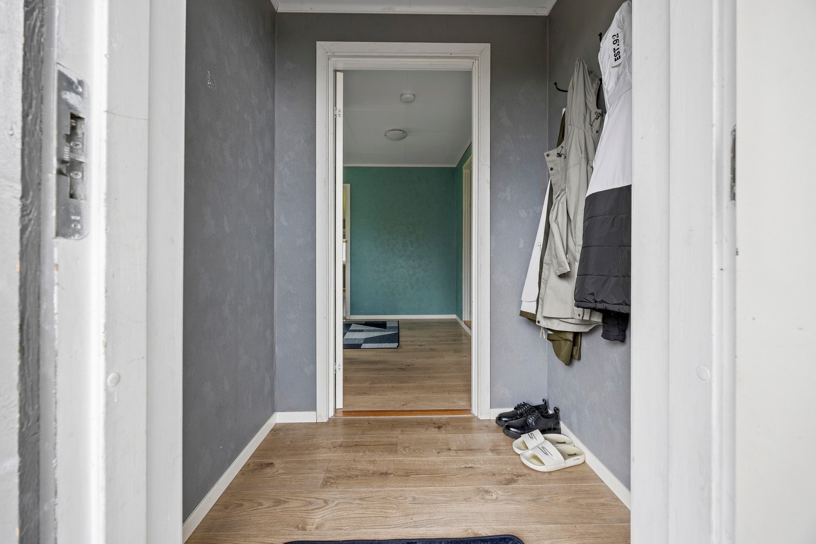 Entrè har plass til å henge fra seg klær og sette sko. Galleribilde