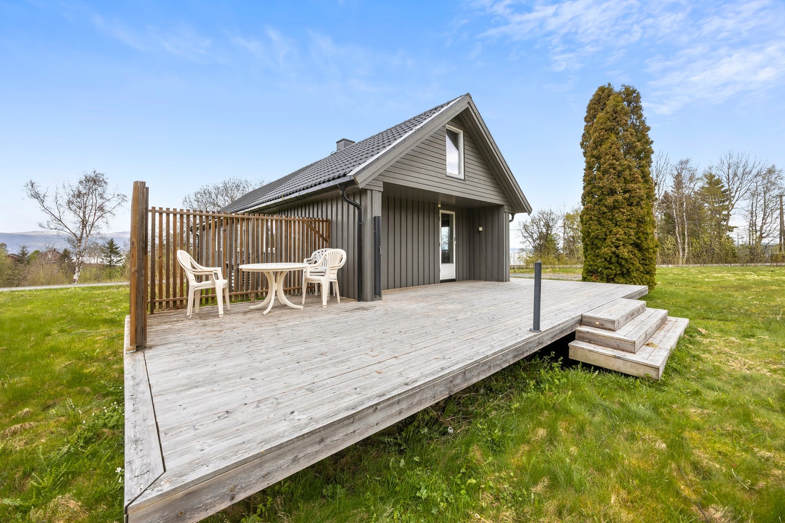 Fra stuen er det utgang til romslig terrasse som er delvis takoverbygget. Galleribilde