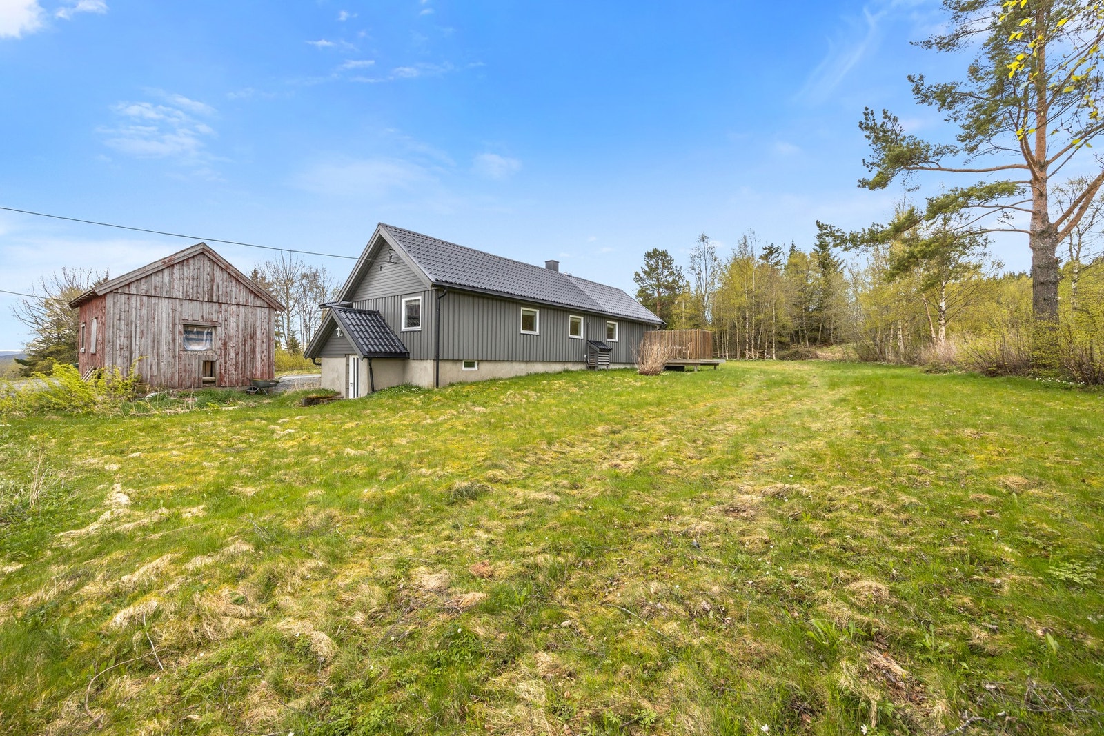 Fra boligen er det ca 11 km til Mosvik sentrum hvor man finner bl.a cafè og dagligvare. Galleribilde