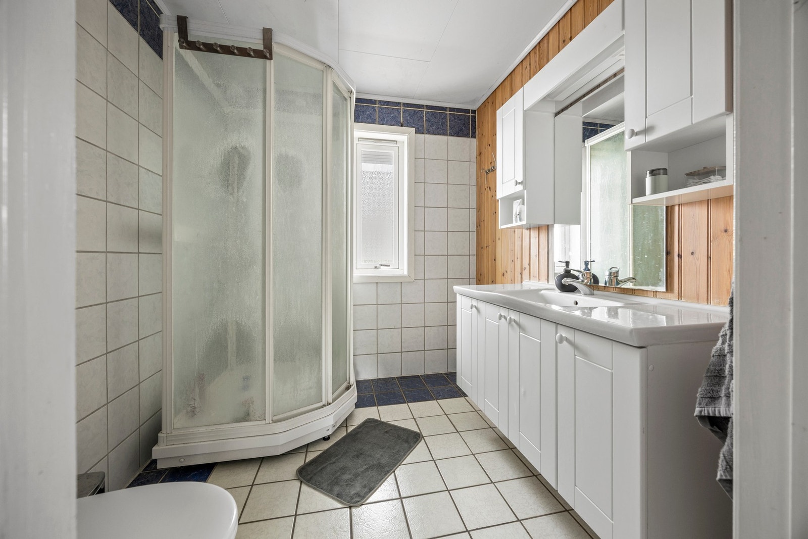 Bad - 4,5 kvm. Flislagt gulv med varme. Galleribilde