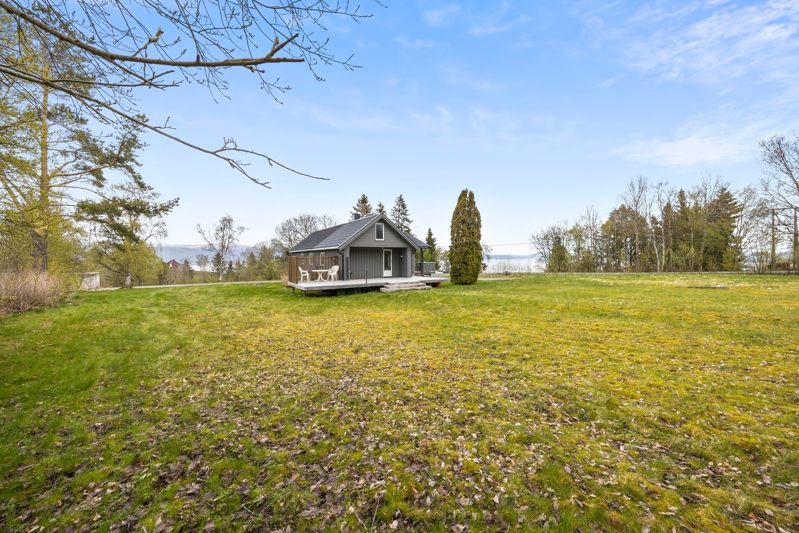 Beistadfjorden ligger ikke langt fra boligen hvor man på sommerhalvåret har gode bade- og fiskemuligheter. Galleribilde