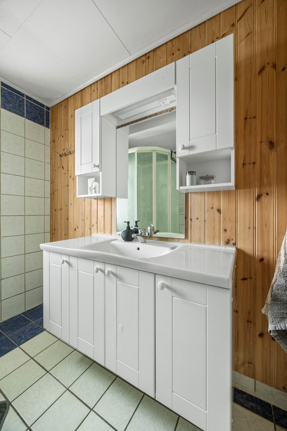 Utstyrt med servantskap, dusjkabinett og toalett. Galleribilde