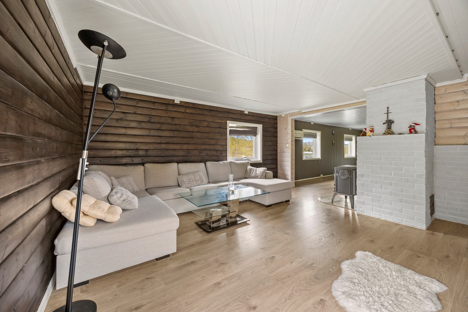 Stuen har nøytrale og lune fargevalg på vegg og gulv. Galleribilde