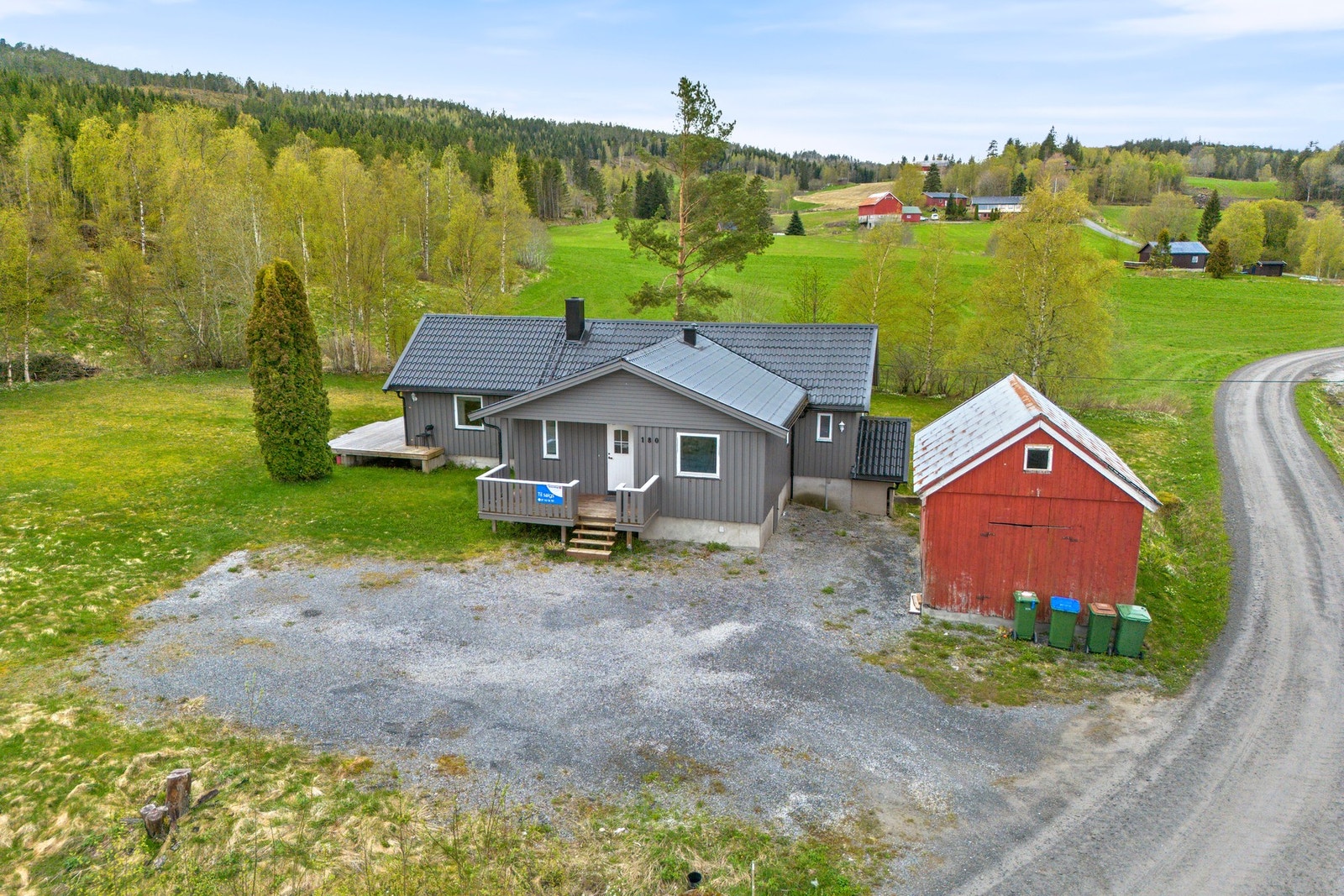 Boligen ble i 2002/ 2003 ombygget med bl.a ny vindsperre og bordkledning, nye vinduer og dører og nytt tak. Galleribilde