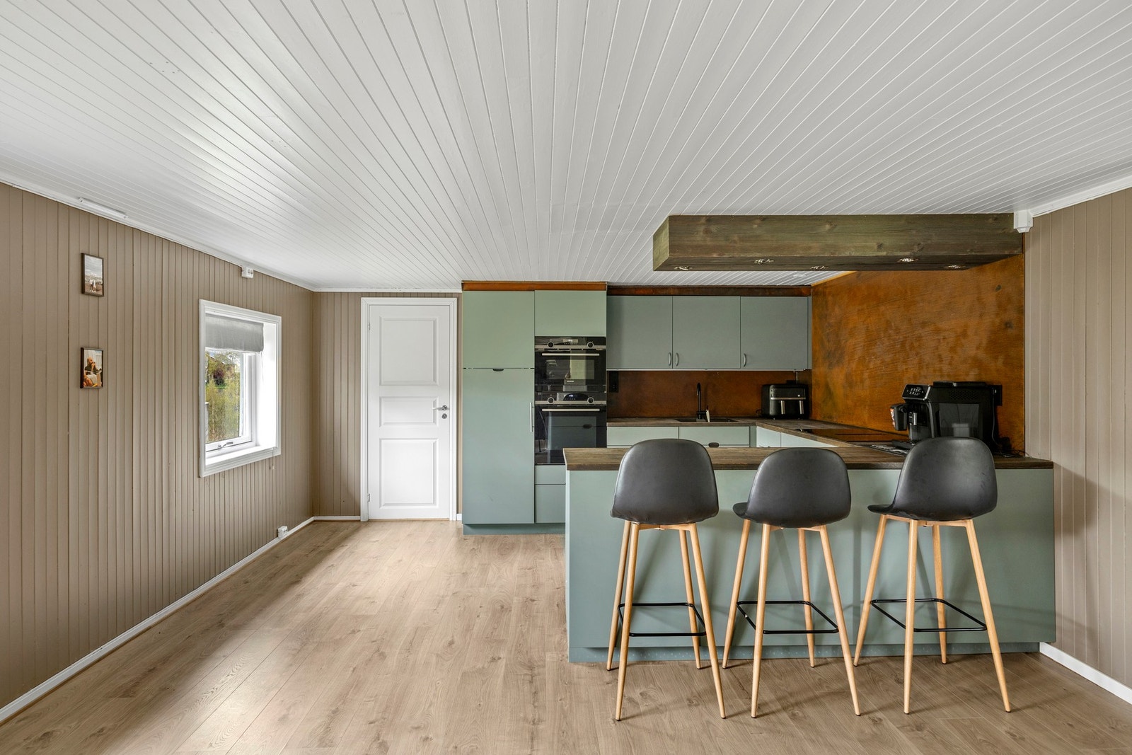 Trivelig kjøkkenøy hvor man kan nyte frokosten. Galleribilde