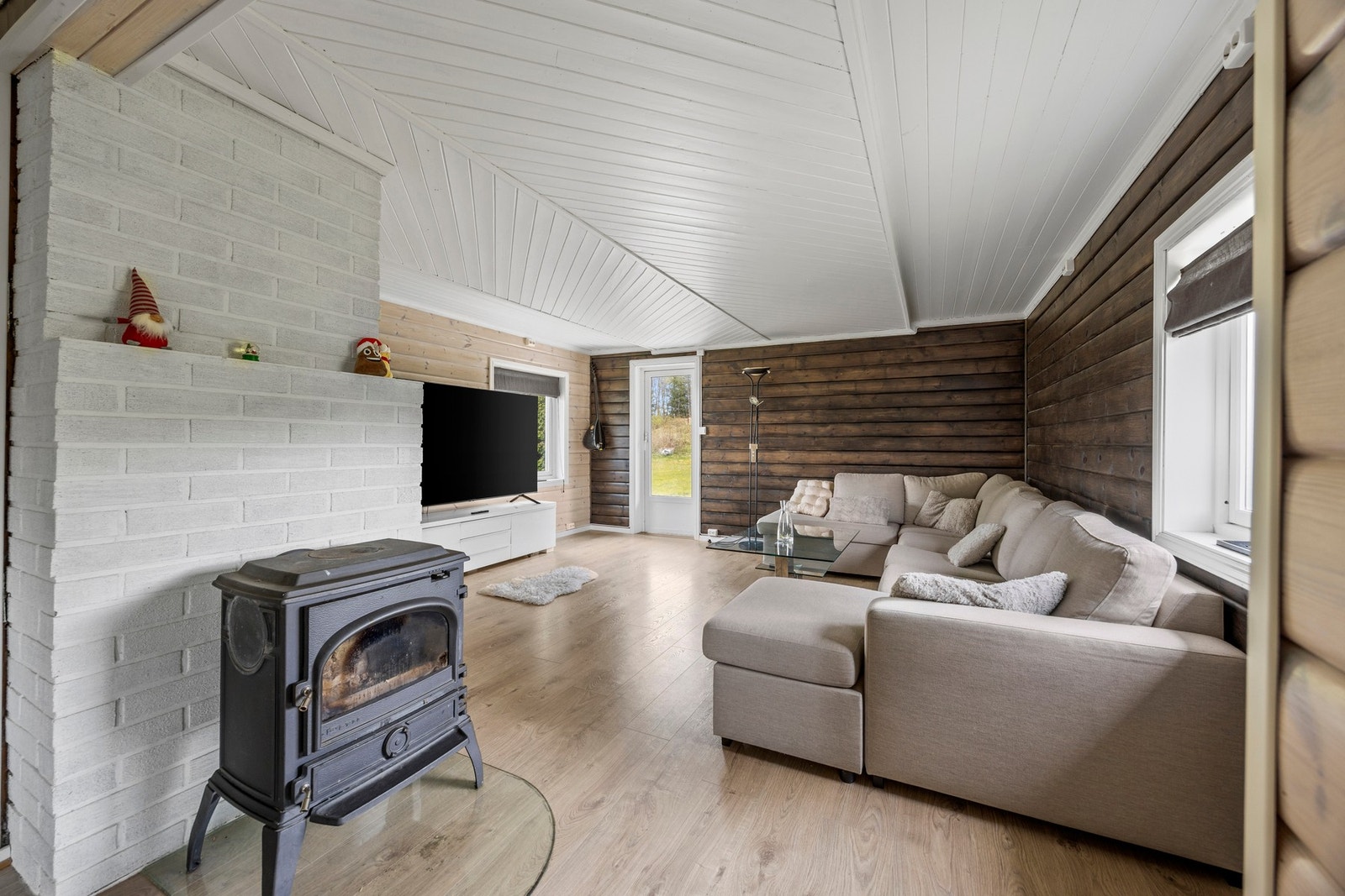 Stue - 21 kvm. I tillegg til varmepumpe er det oppvarming fra vedfyring. Galleribilde