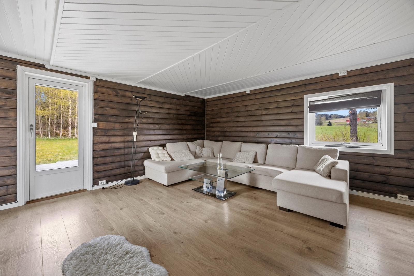 Boligen har en arealeffektiv planløsning hvor man har god plass til både sofagruppe og spisegruppe. Galleribilde