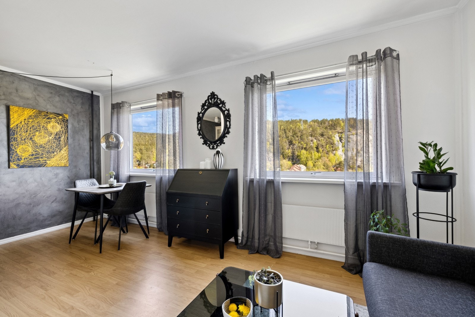 Store vindusflater som bidrar til en luftig atmosfære og en god romfølelse i leiligheten. Galleribilde