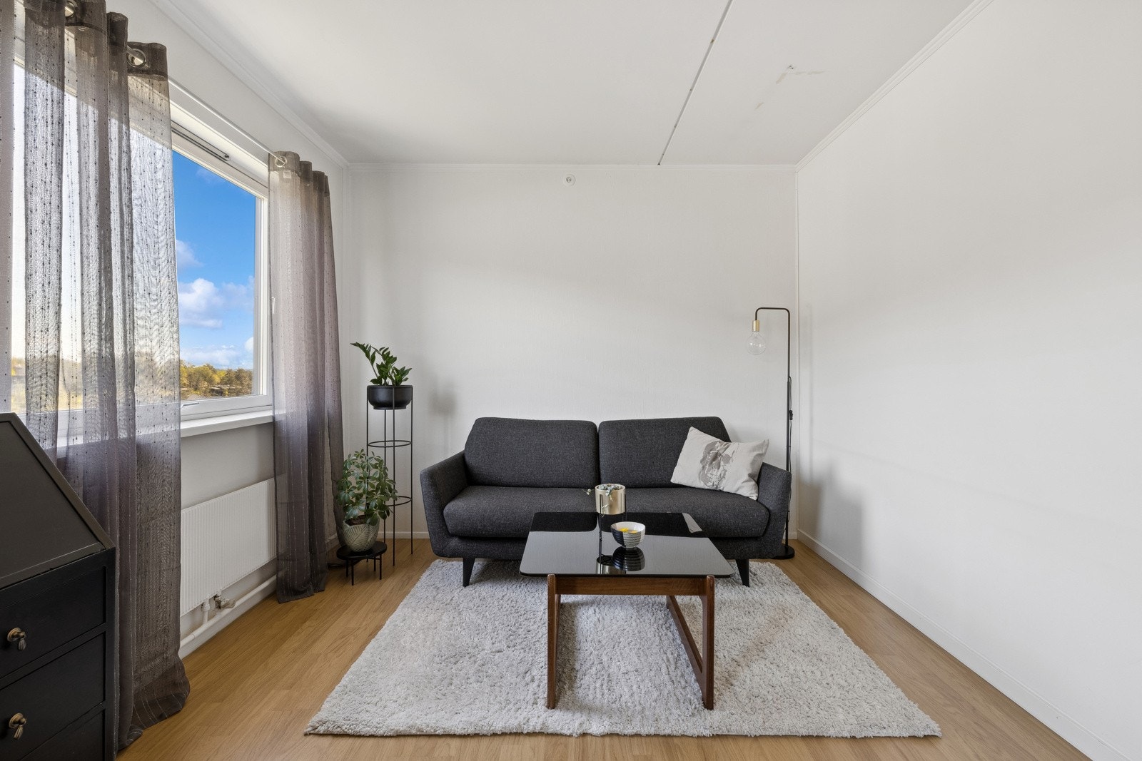 Her er det god plass til sittegruppe og et hyggelig spisebord Galleribilde