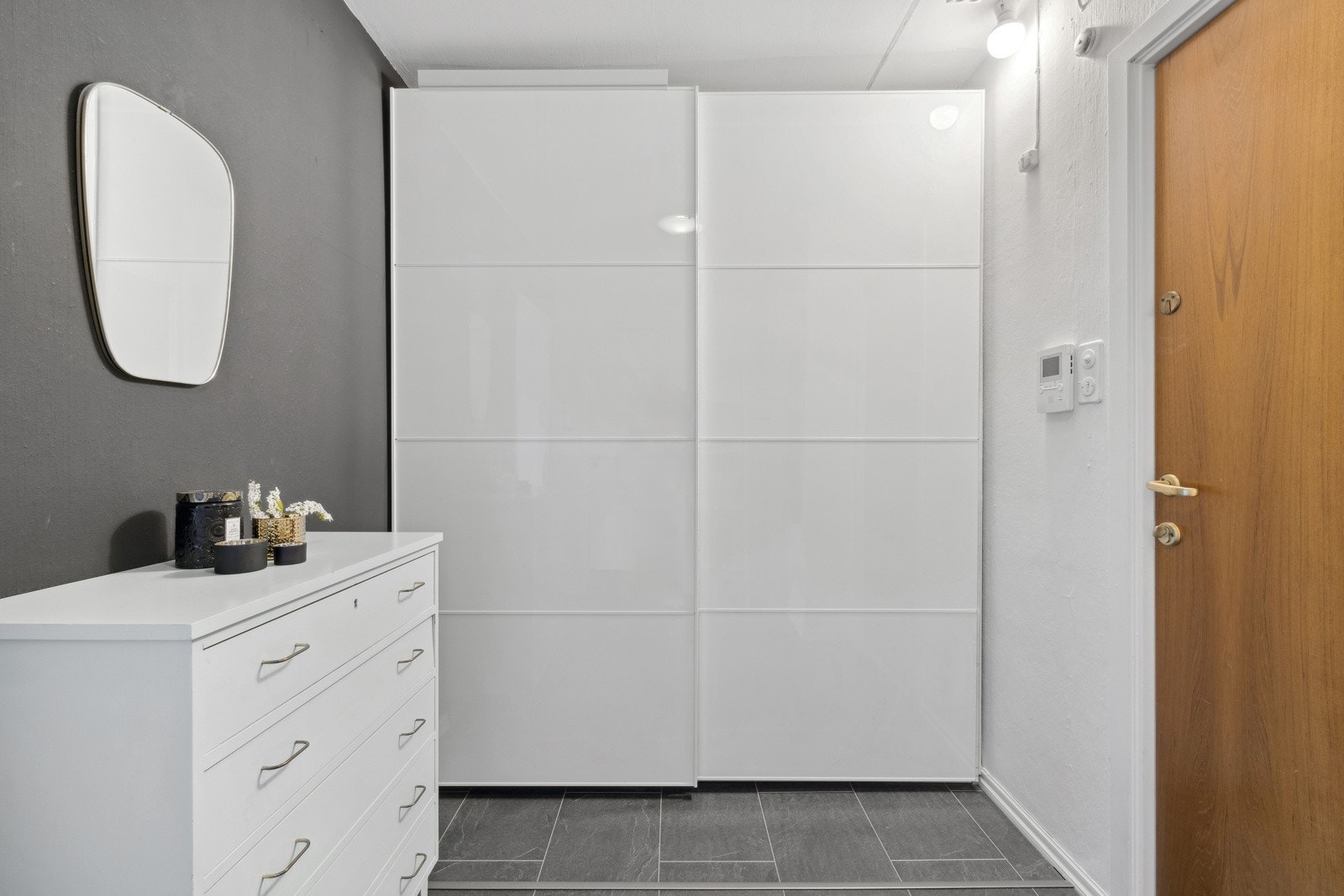 Skyvedørsgarderobe i entreen. Galleribilde