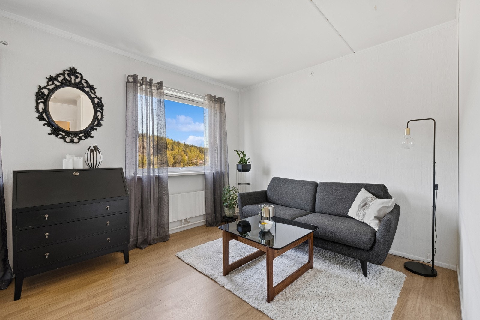 Stuen oppleves som lys og romslig, med flere møbleringsmuligheter. Galleribilde