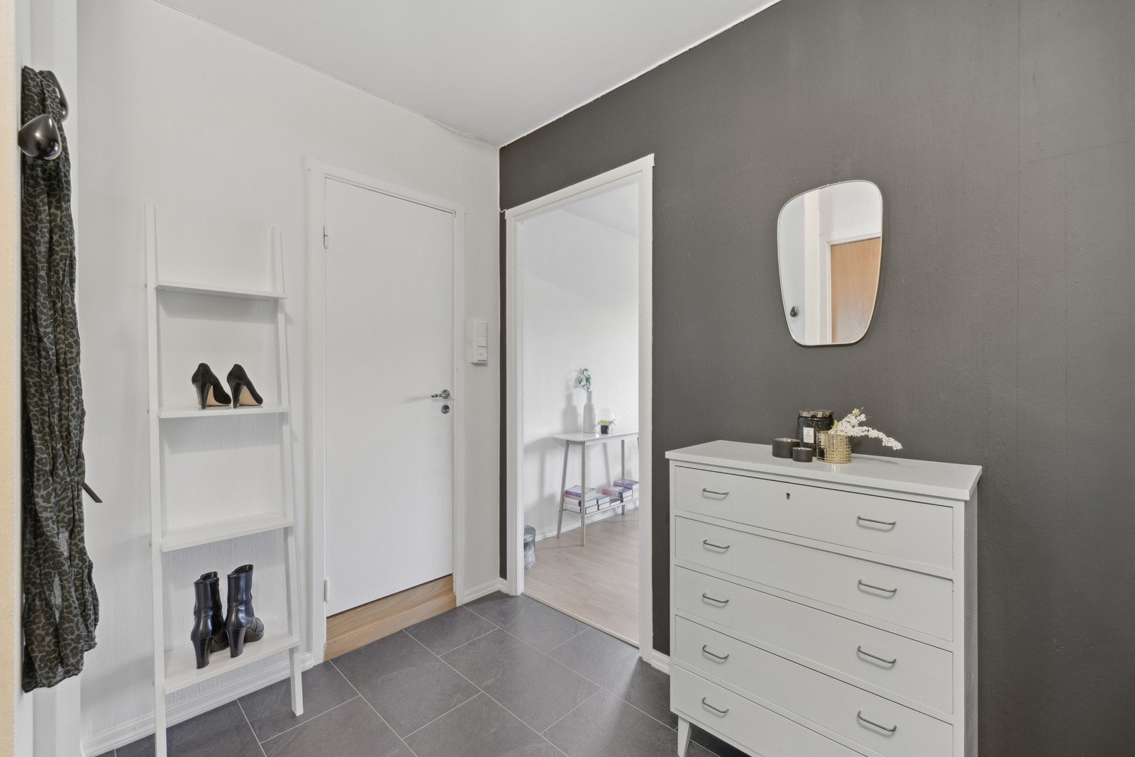 Leiligheten har en hyggelig og innbydende entrè med praktisk garderobeskap som byr på godt med oppbevaringsplass. Galleribilde