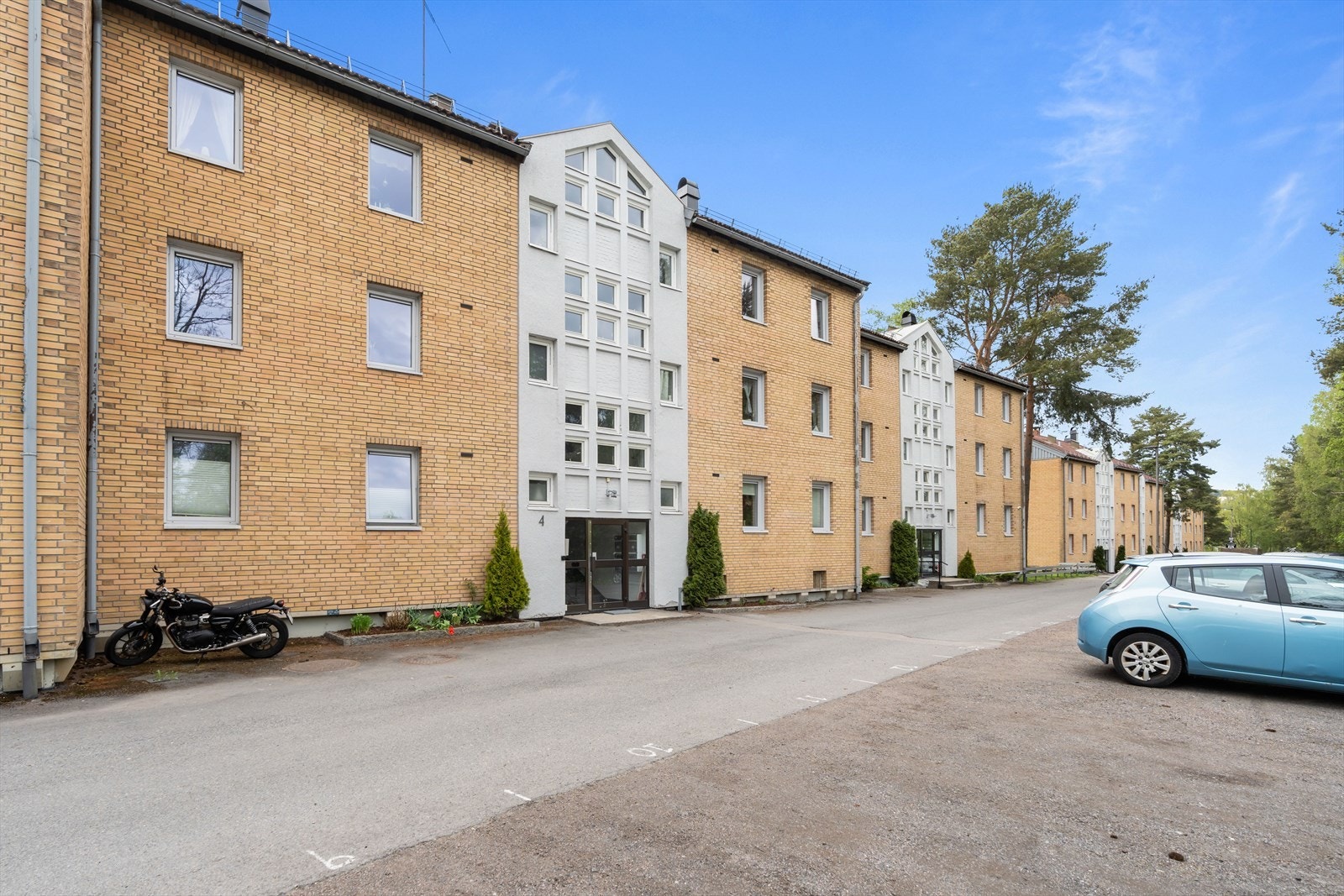 Beboerne i borettslaget disponerer alle en nummerert p-plass. I tillegg har borettslaget 12 gjesteparkeringsplasser. Galleribilde