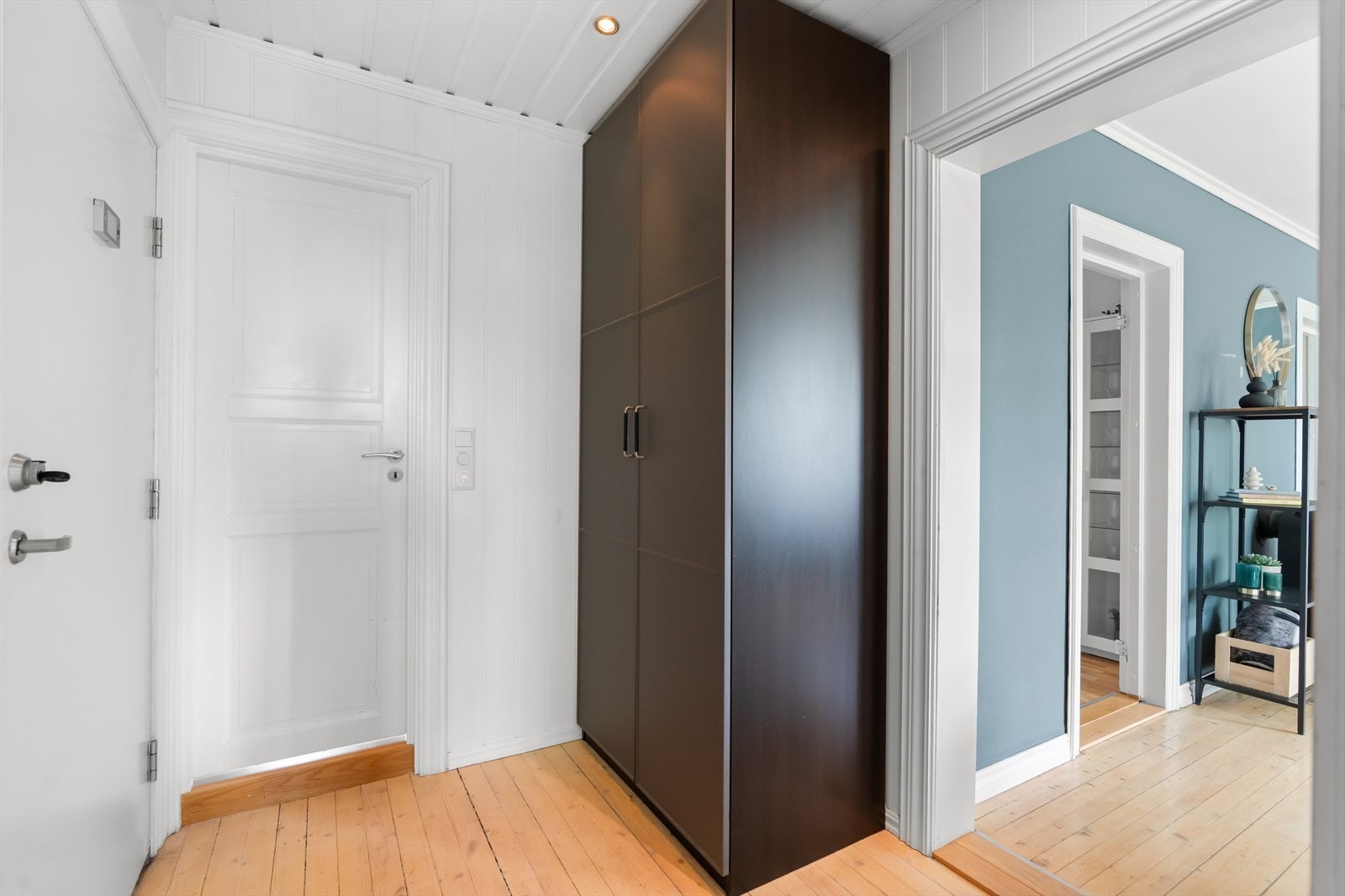 Entréen er lys og innbydende, med plass til henge fra seg yttertøy i garderobeskap. Galleribilde