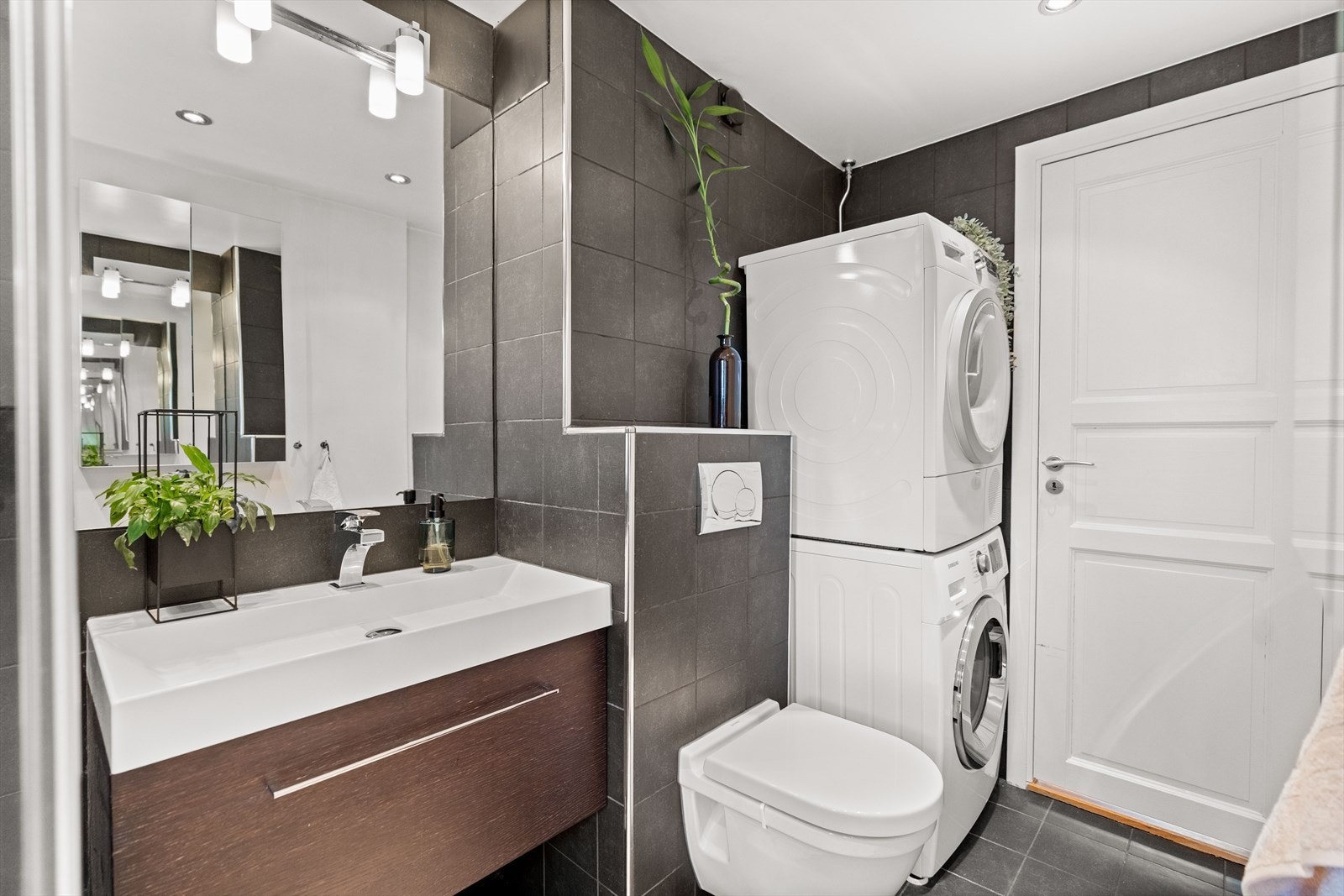 Innredningen har glatte fronter, og byr på praktisk lagringsplass. I tillegg har badet opplegg for vaskemaskin. Galleribilde