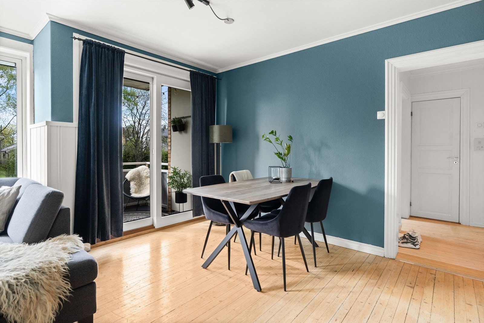 Fra stuen er det utgang til en hyggelig vestvendt balkong. Galleribilde