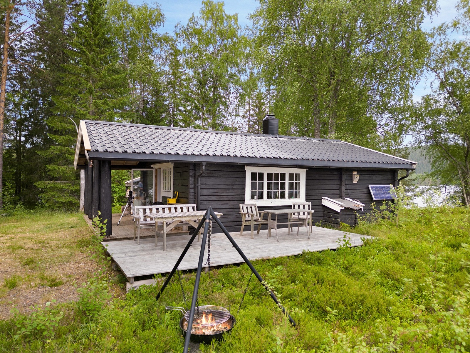Hytta er omgitt av skjønn natur og ligger lunt til i terrenget. Galleribilde
