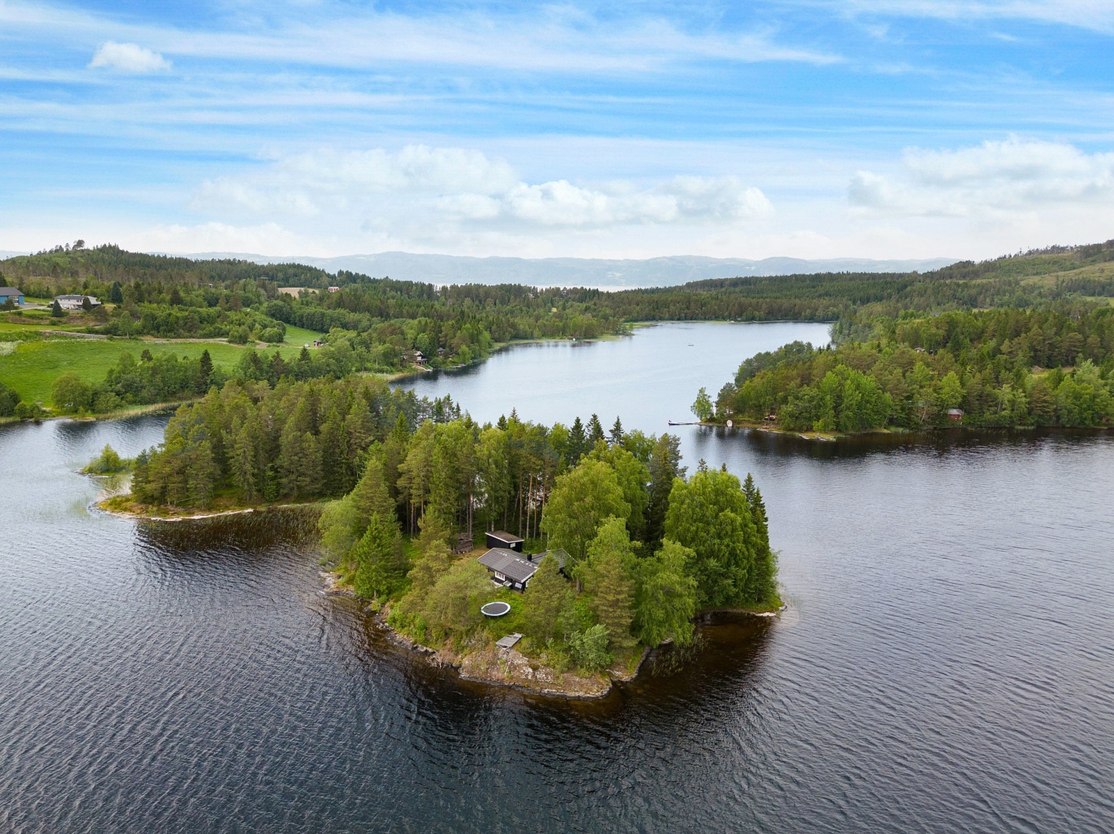 Hytta er eneste bebyggelse på holmen, og eiendommen fremstår svært idyllisk og privat. Galleribilde