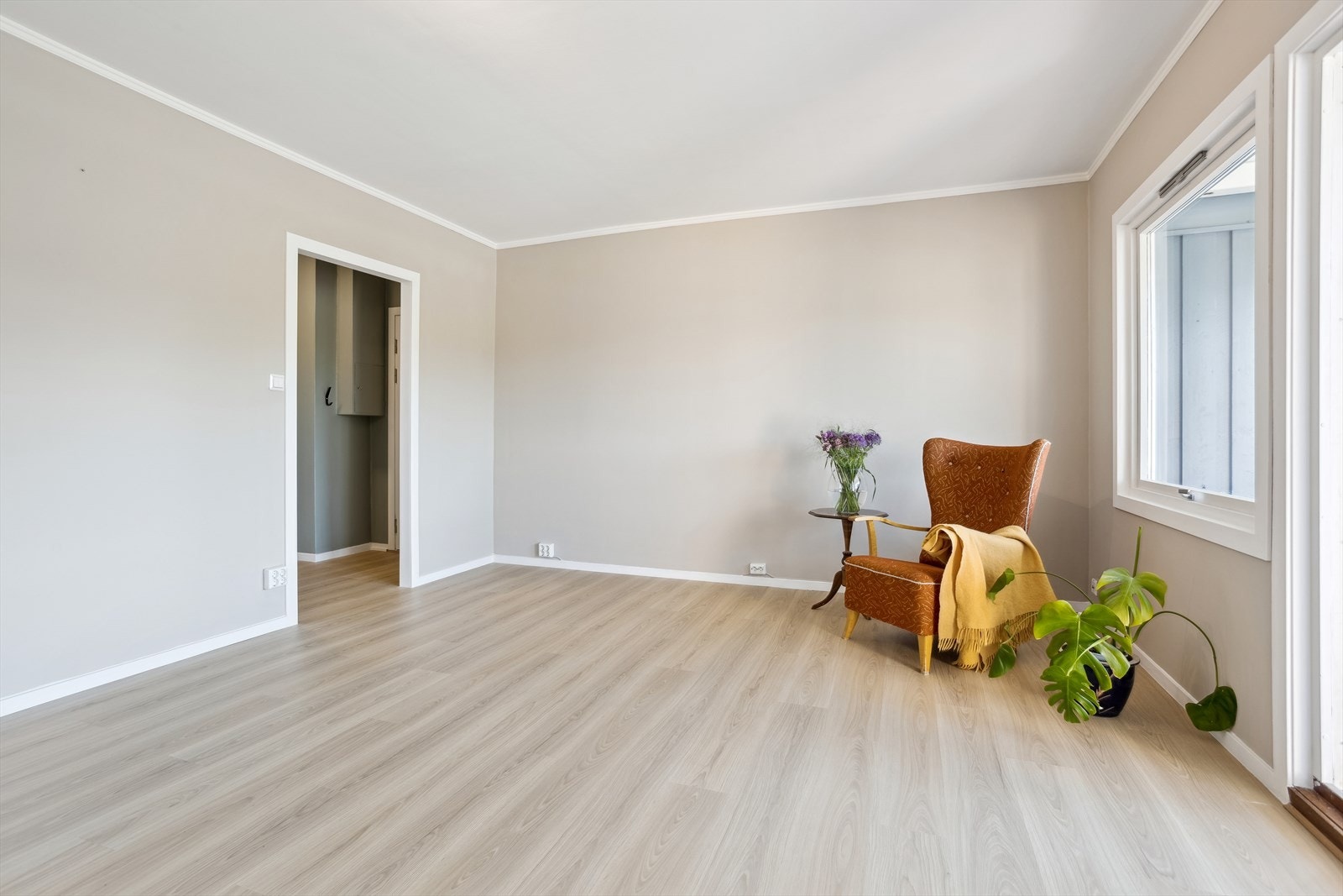 Med god plass til både sofagruppe og eget avlukke for hjemmekontor, blir dette et naturlig samlingspunkt i boligen. Galleribilde