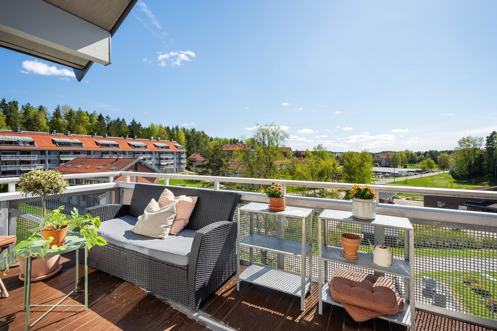 Toget fra Kolbotn tar deg til Oslo S på kun 12 minutter, og med bil er det korte avstander til både Kolbotn Torg, Vinterbro senter og Ski Storsenter. Galleribilde