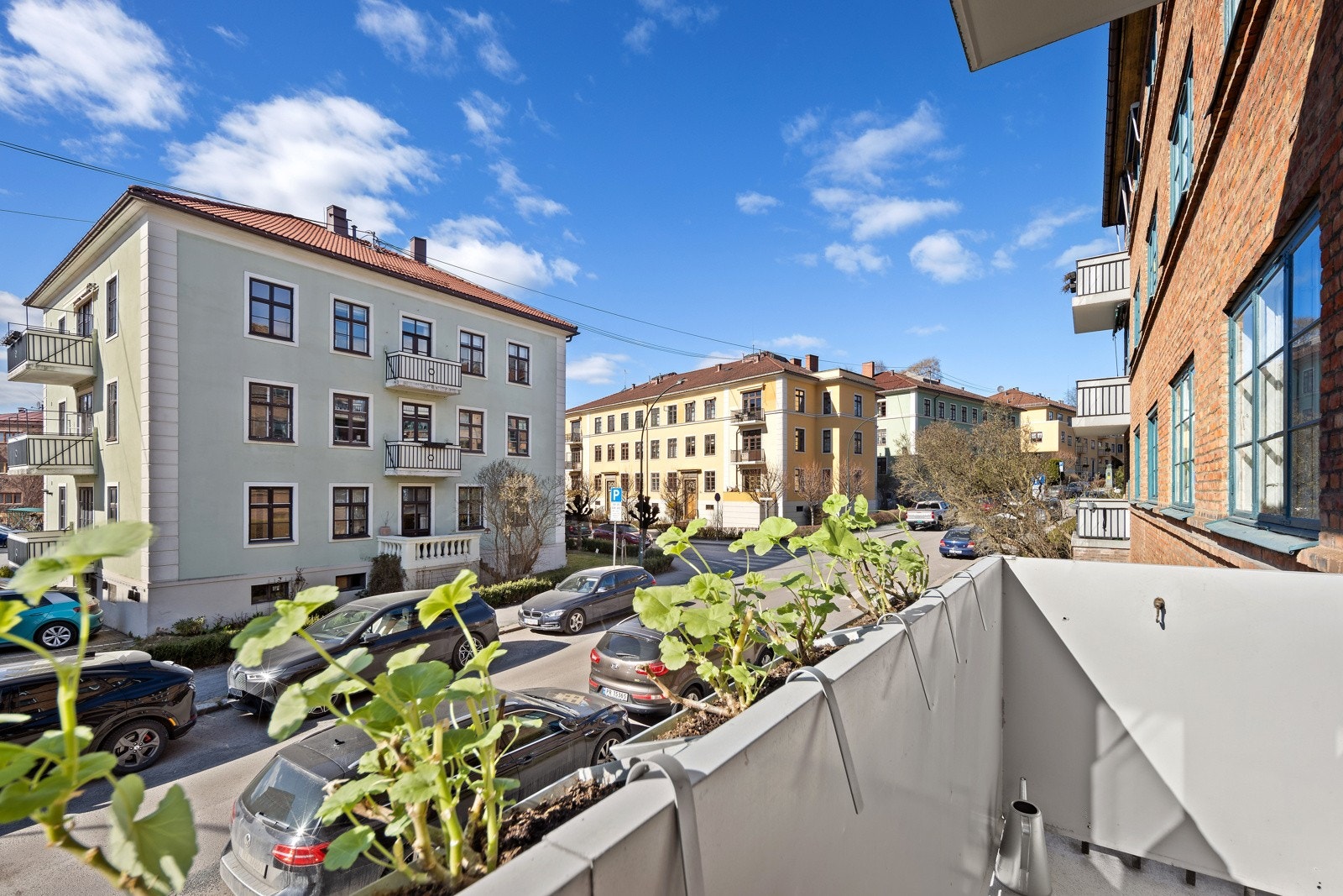 Vestvendt og solrik balkong med hyggelig utsikt mot Schives gate Galleribilde