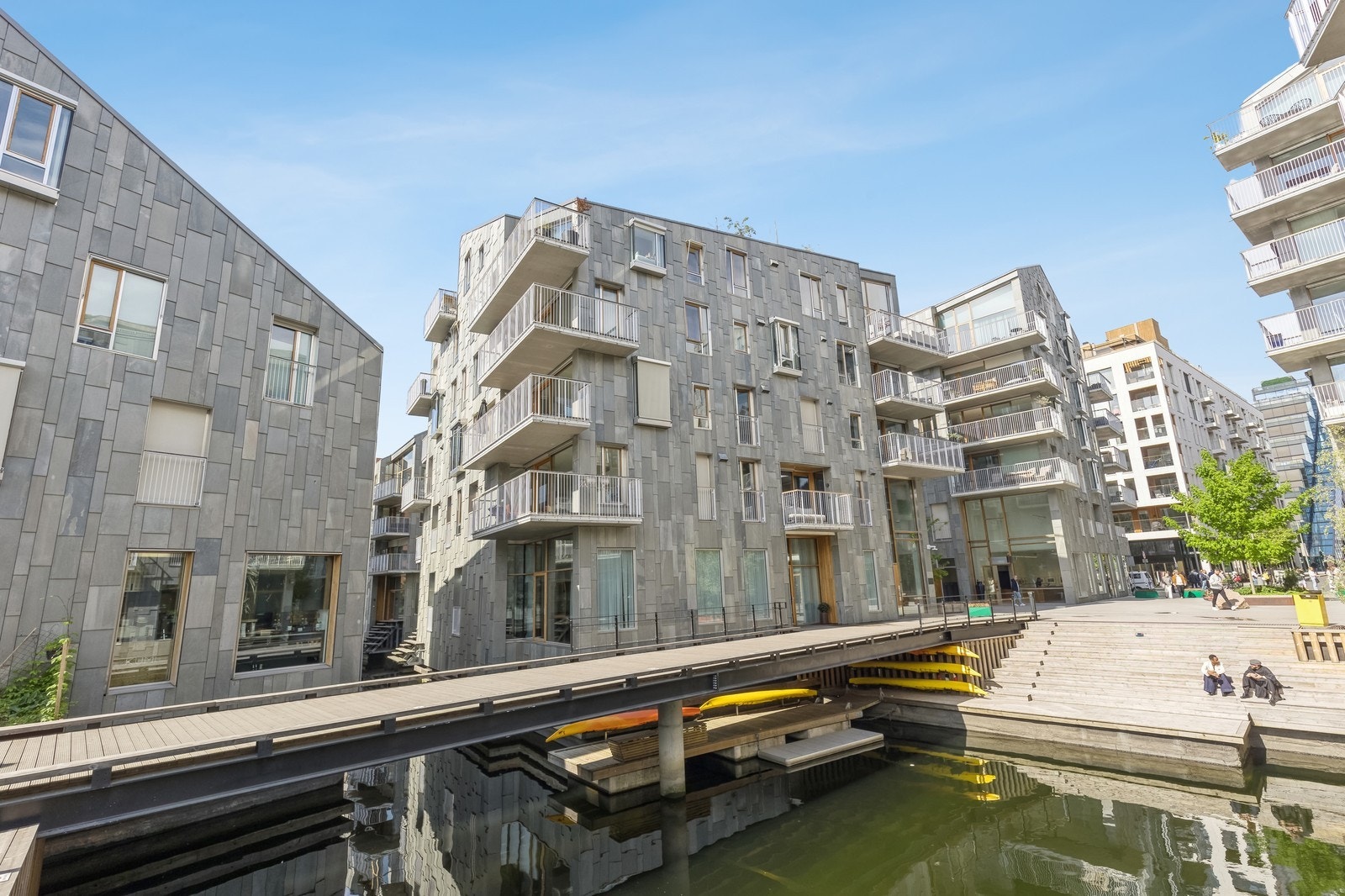 Byggets fasade, leiligheten ligger i tredje etasje. Galleribilde