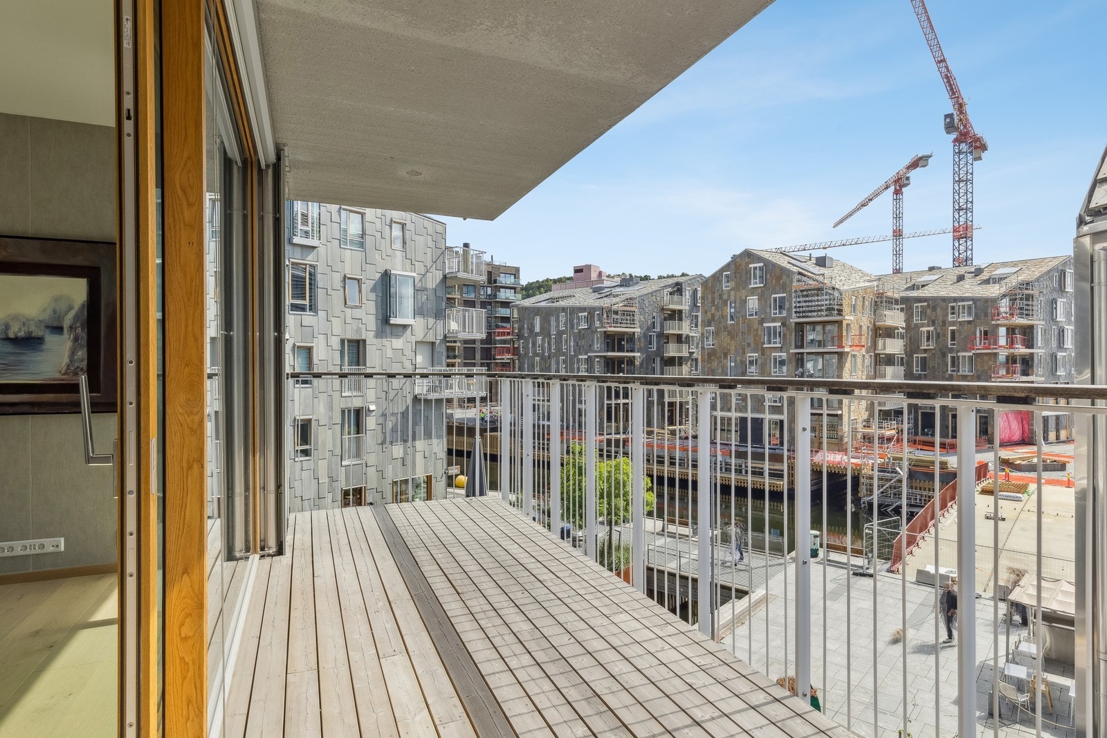 Stor balkong med flott utsikt mot vannet. Galleribilde