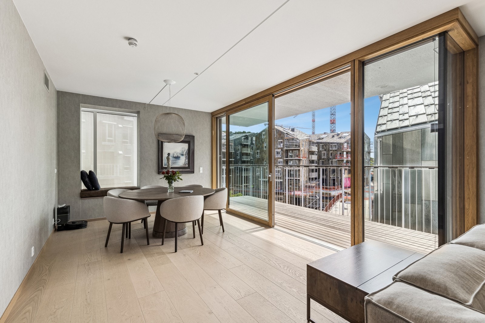 Stuen er svært romslig og har plass til flere sittegrupper. Galleribilde