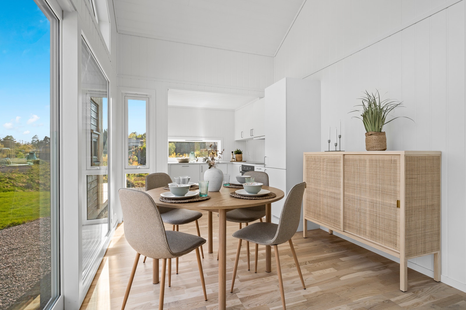 Stor skyvedør ut mot terrassen
Merk: Bildet som vises er hentet fra en tilsvarende nybygd hytte på nabotomten. Utsikten fra Hytte 37 vil avvike da den har utsikt over sjøen Galleribilde