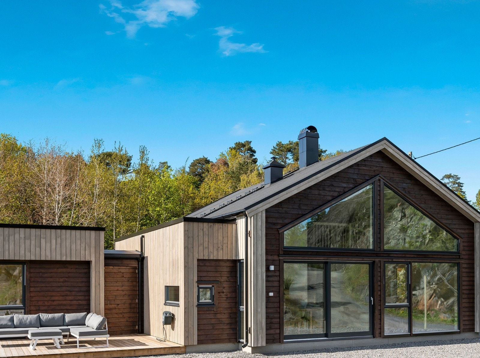 Merk at bildet er av tilsvarende hytte som er bygget på nabotomta. På hytte 37 er det bygget en solrik terrasse i fronten Galleribilde