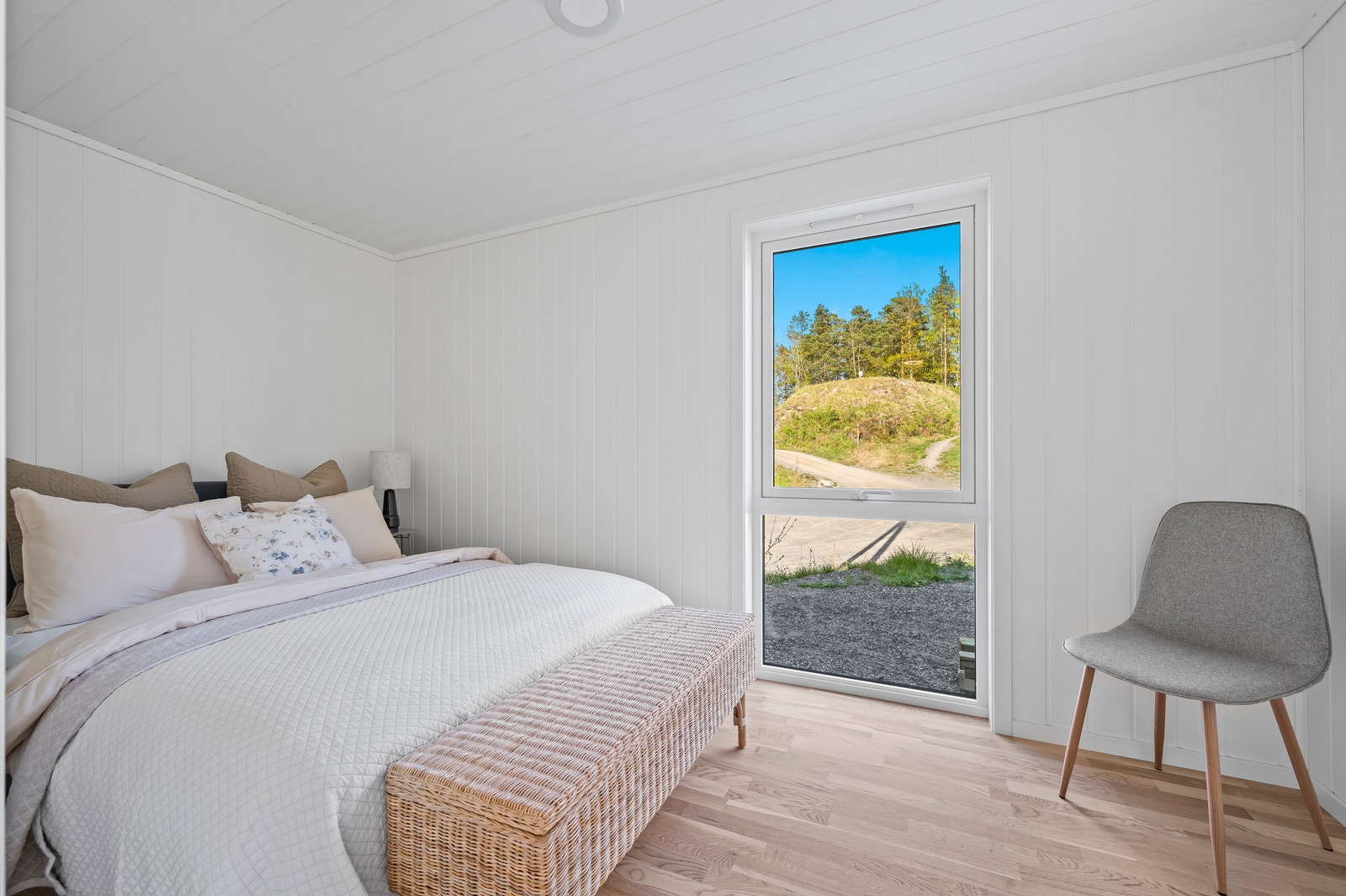 Hoved soverommet med god plass for garderobeløsning Galleribilde