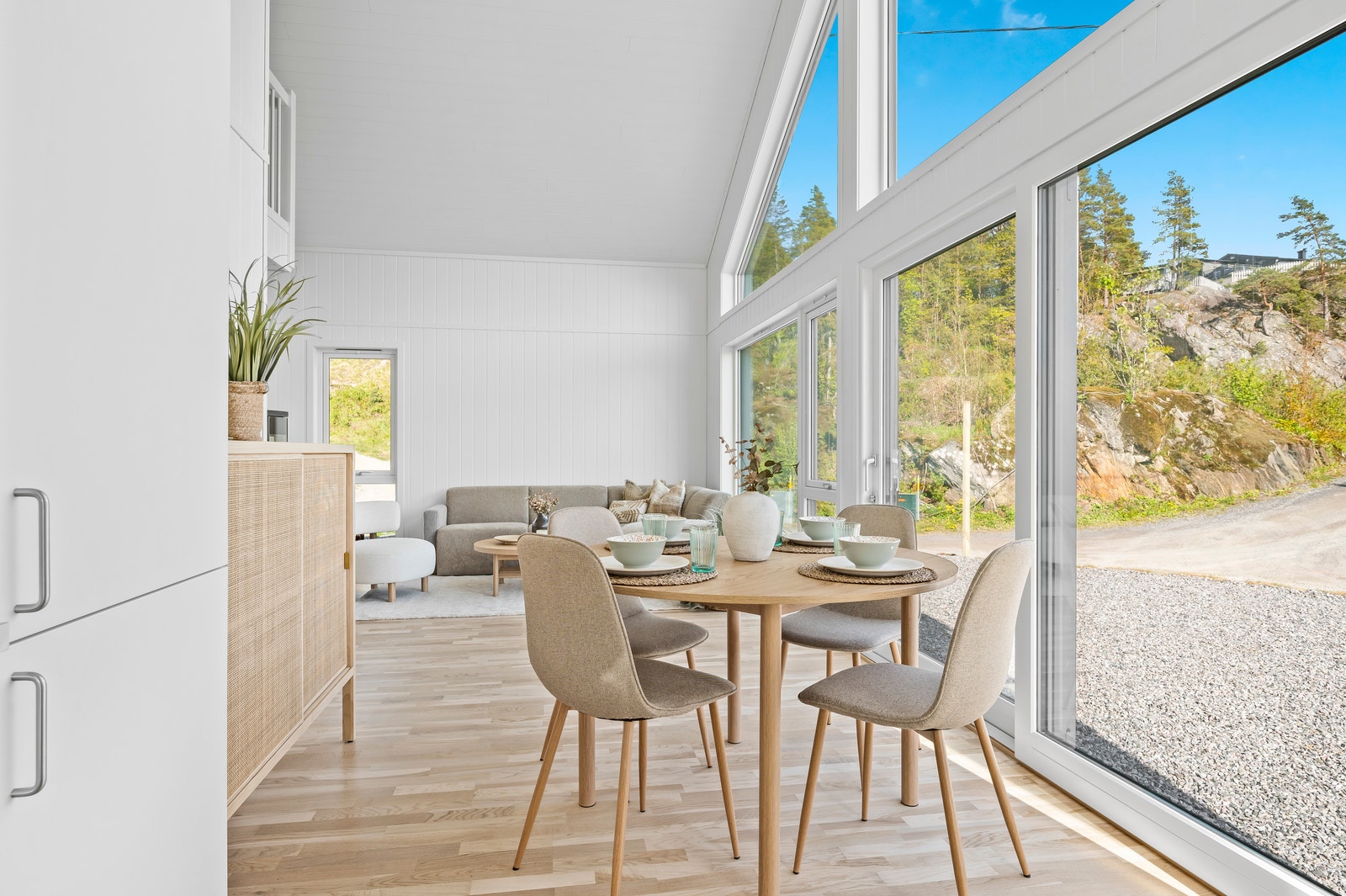 Plass for spisebord til hele familien
Merk: Bildet som vises er hentet fra en tilsvarende nybygd hytte på nabotomten. Utsikten fra Hytte 37 vil avvike da den har utsikt over sjøen Galleribilde