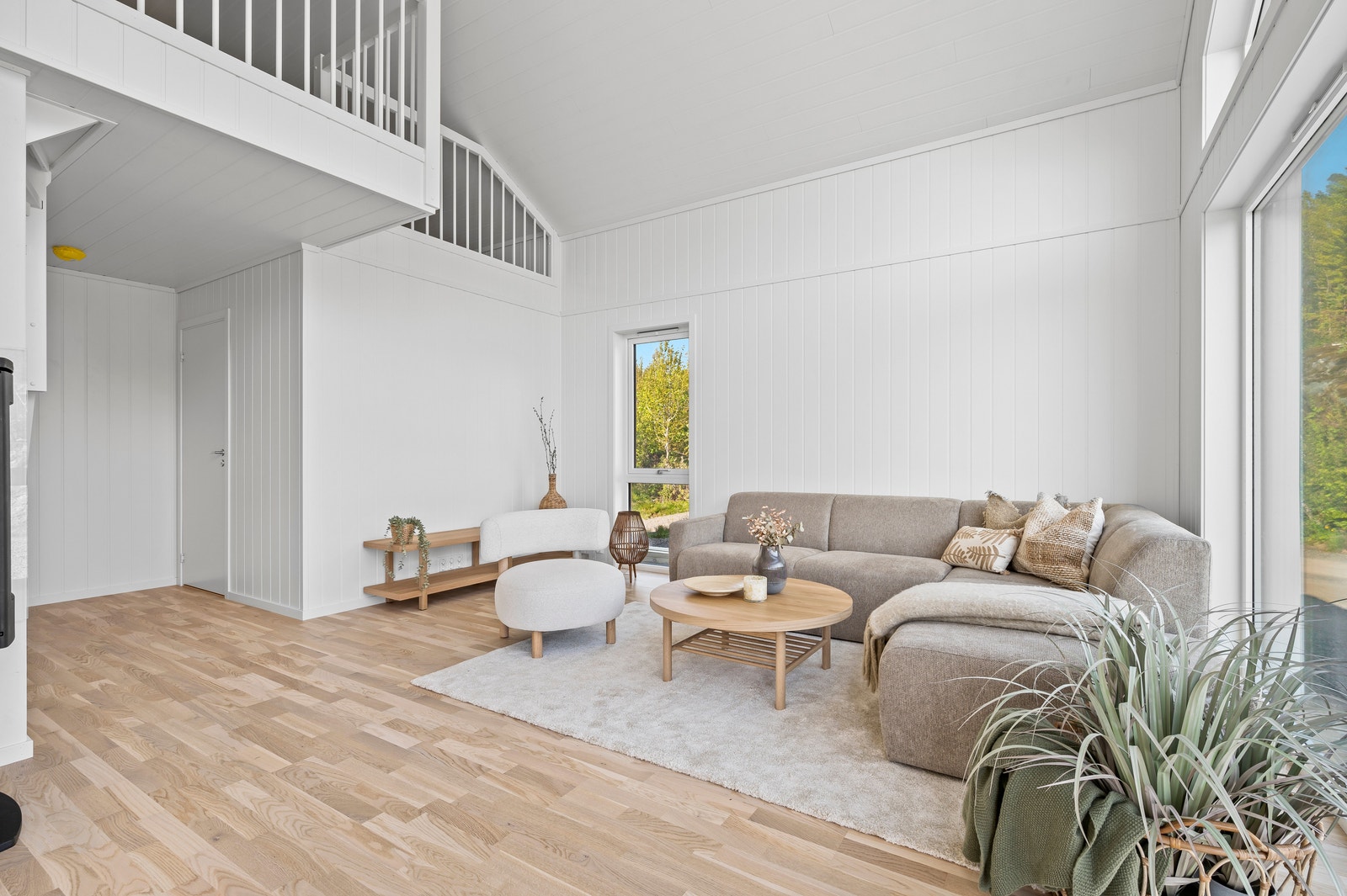 Den åpne løsningen mot hemsen gir en fantastisk romfølelse og skaper en luftig, lys og innbydende atmosfære – her får du virkelig følelsen av å ha god plass Galleribilde