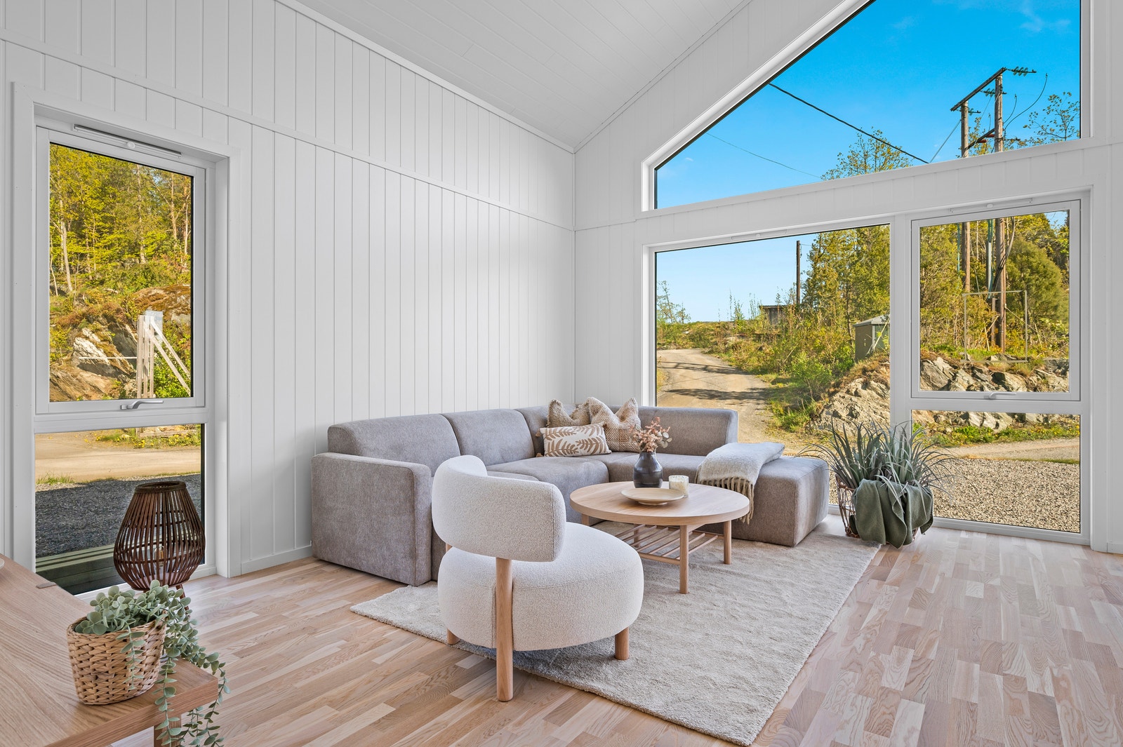 Merk: Bildet som vises er hentet fra en tilsvarende nybygd hytte på nabotomten. Utsikten fra Hytte 37 vil avvike da den har utsikt over sjøen Galleribilde