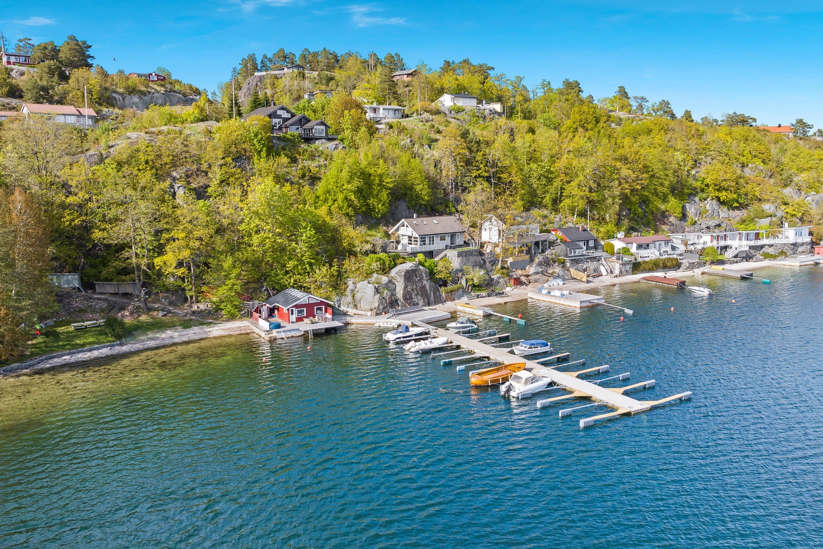 Det er en kort rusletur ned til felles strand og brygge Galleribilde