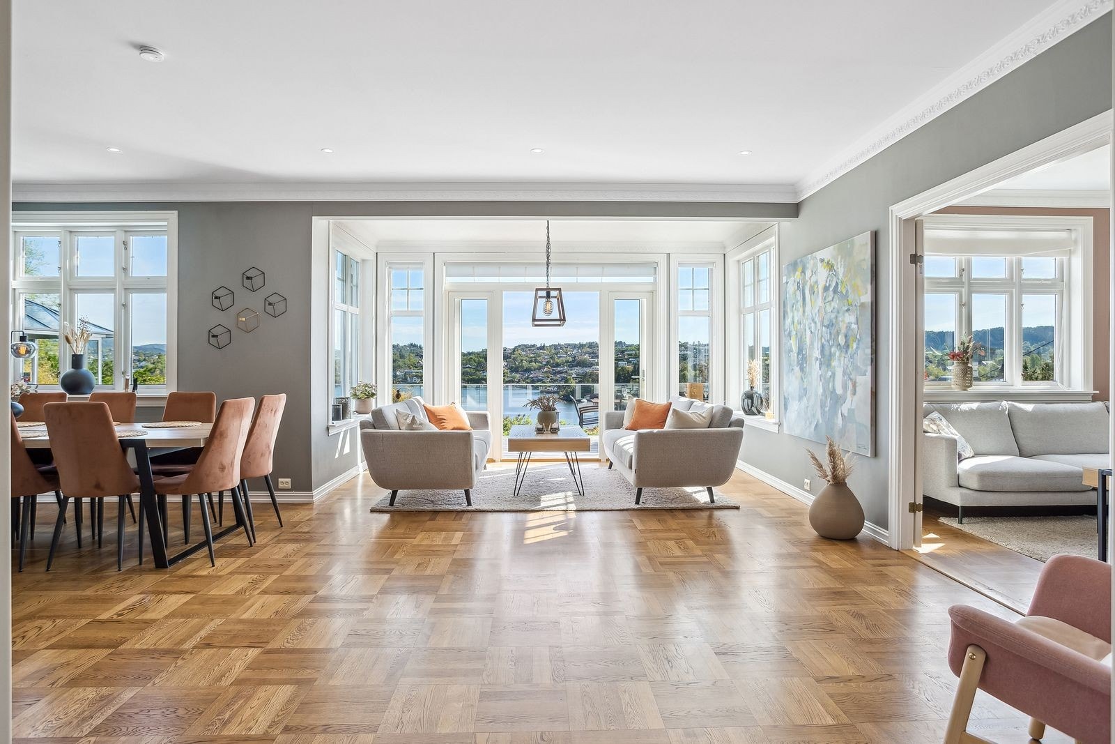 Rålekker stue med parkett og moderne farger Galleribilde