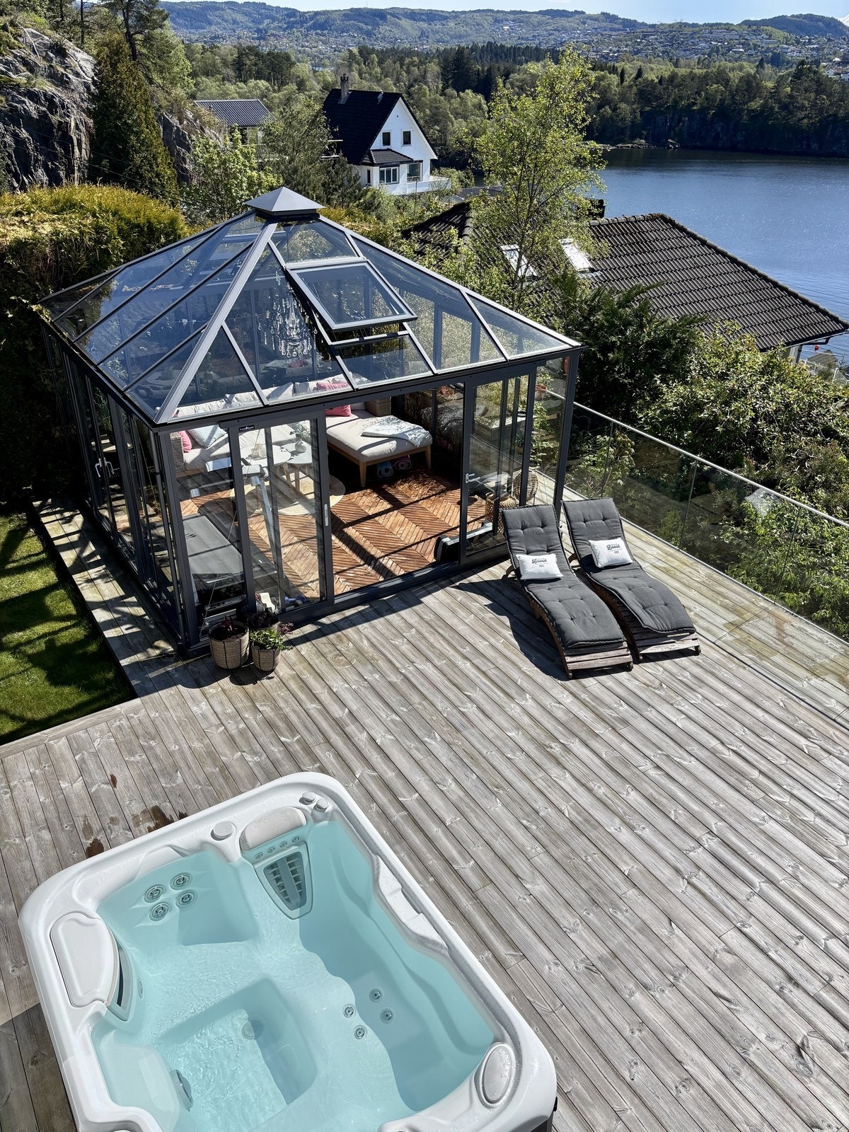 På terrassen er det satt opp en koselig vinterhage/drivhus som også fungerer som treningsrom Galleribilde