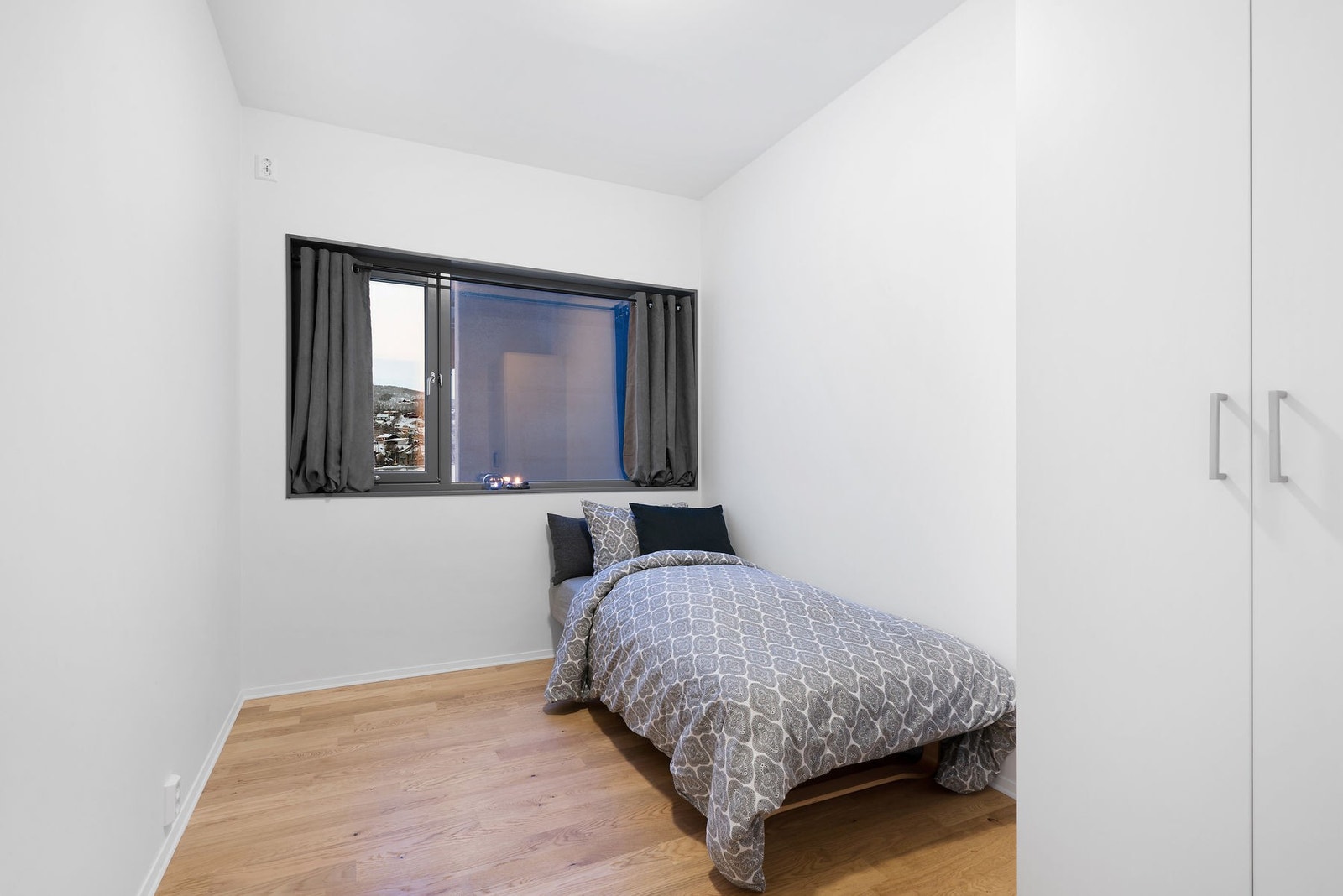 Soverom nr. 2 med garderobeskap Galleribilde