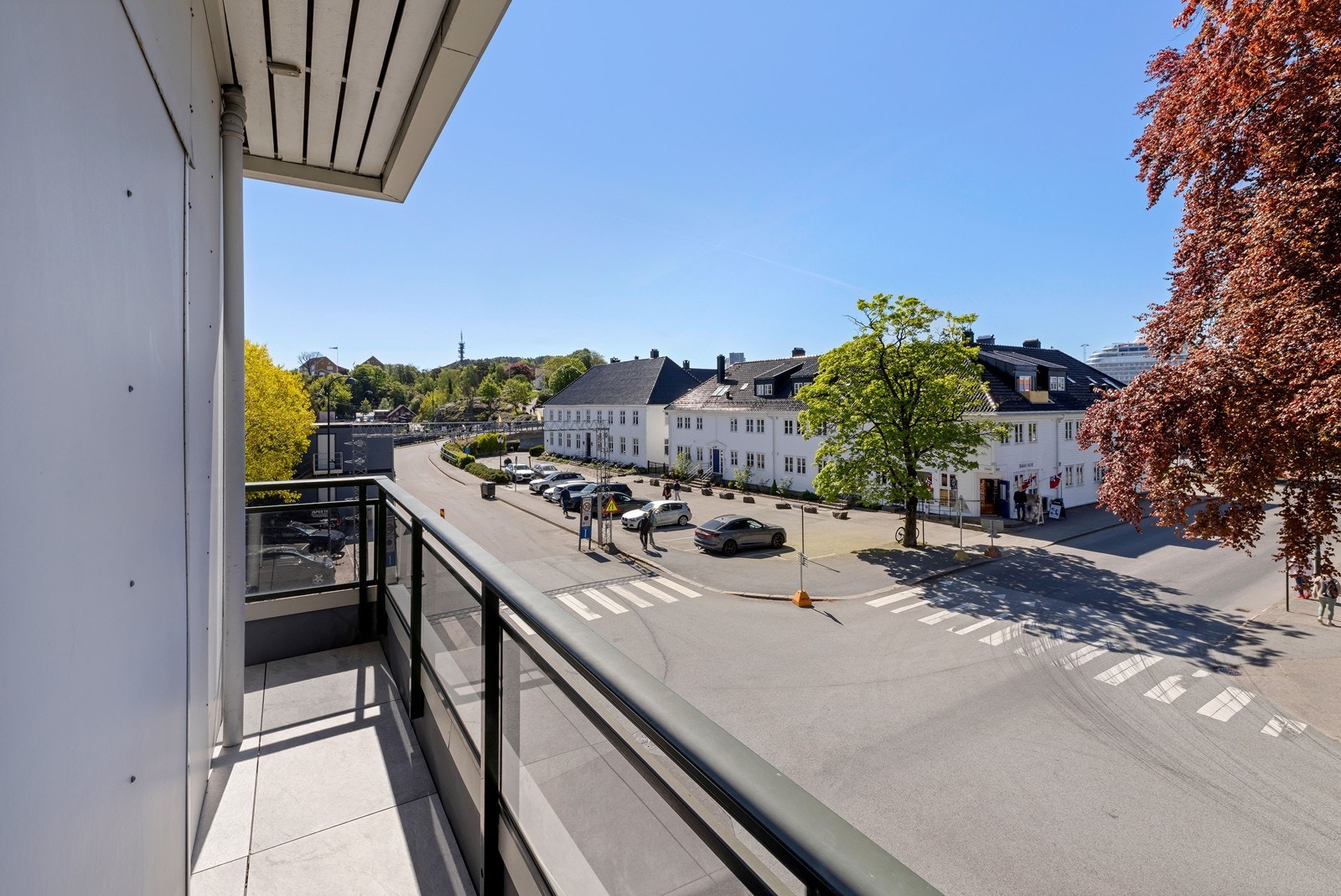 Balkongen med adkomst fra stue har fin utsikt i retning Odderøya. Selve balkongen er noe smal. Galleribilde