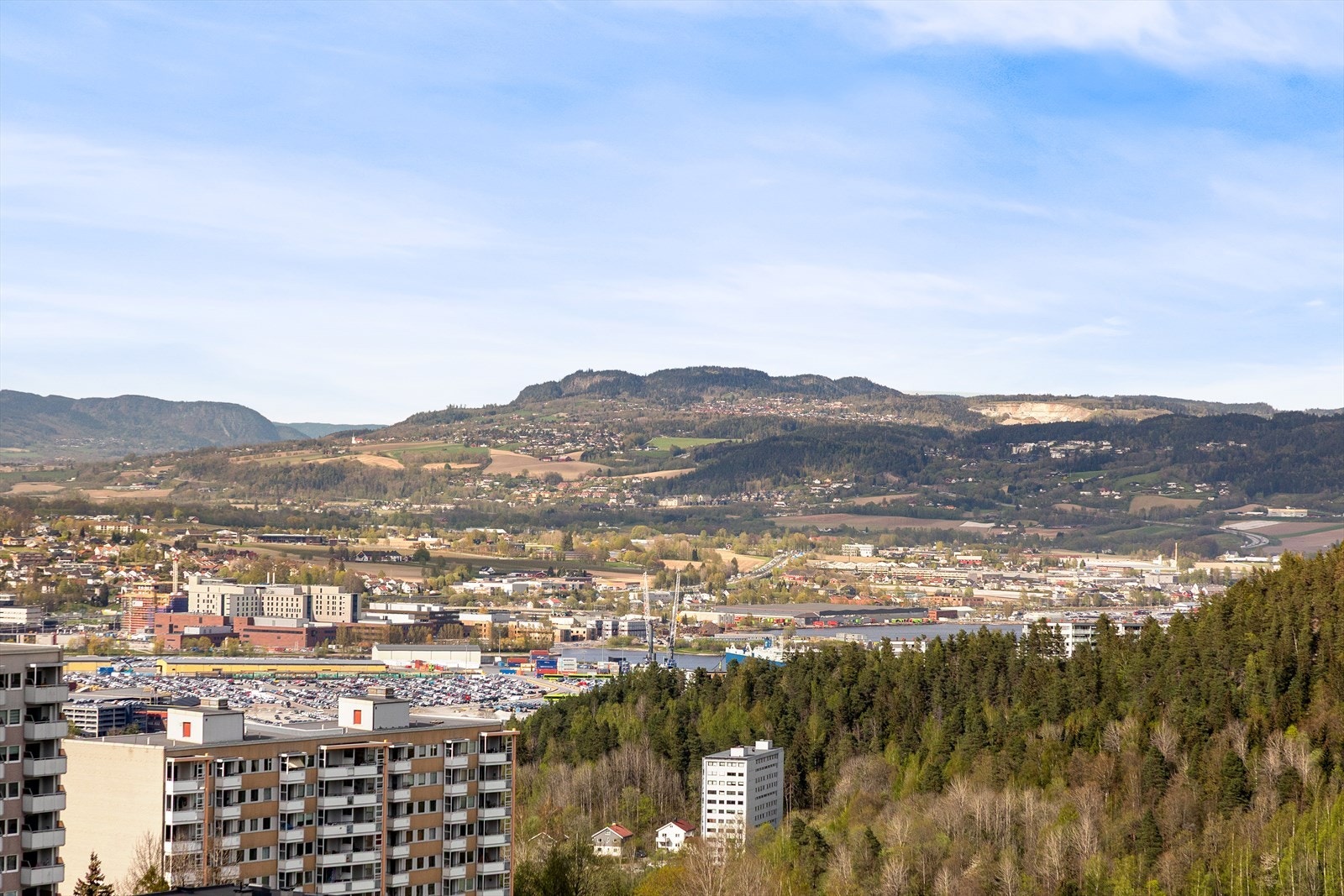Leiligheten kan skilte med panoramautsikt fra 10. etasje. Galleribilde