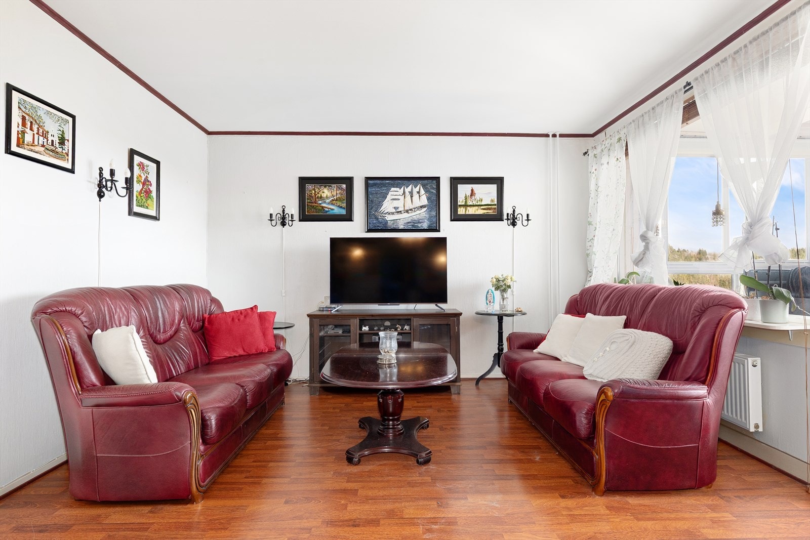 Leiligheten har en gjennomgående planløsning og oppleves svært lys og luftig. Galleribilde