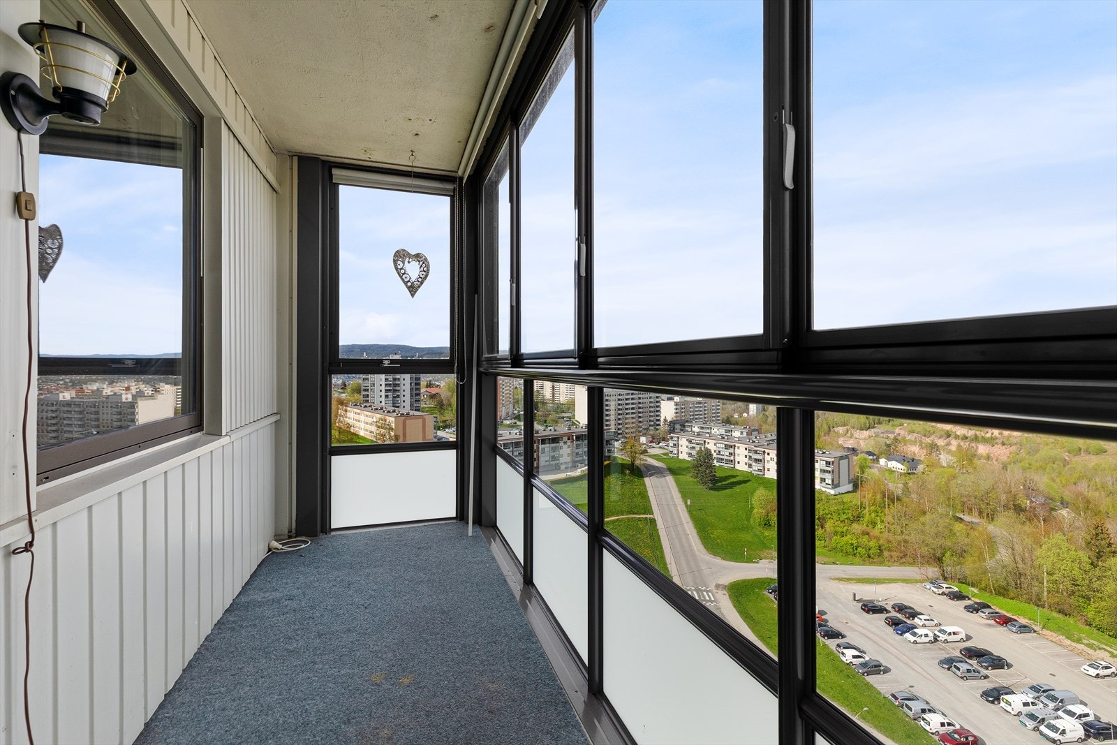 En av boligens to balkonger. Leiligheten har svært god utsikt. Galleribilde